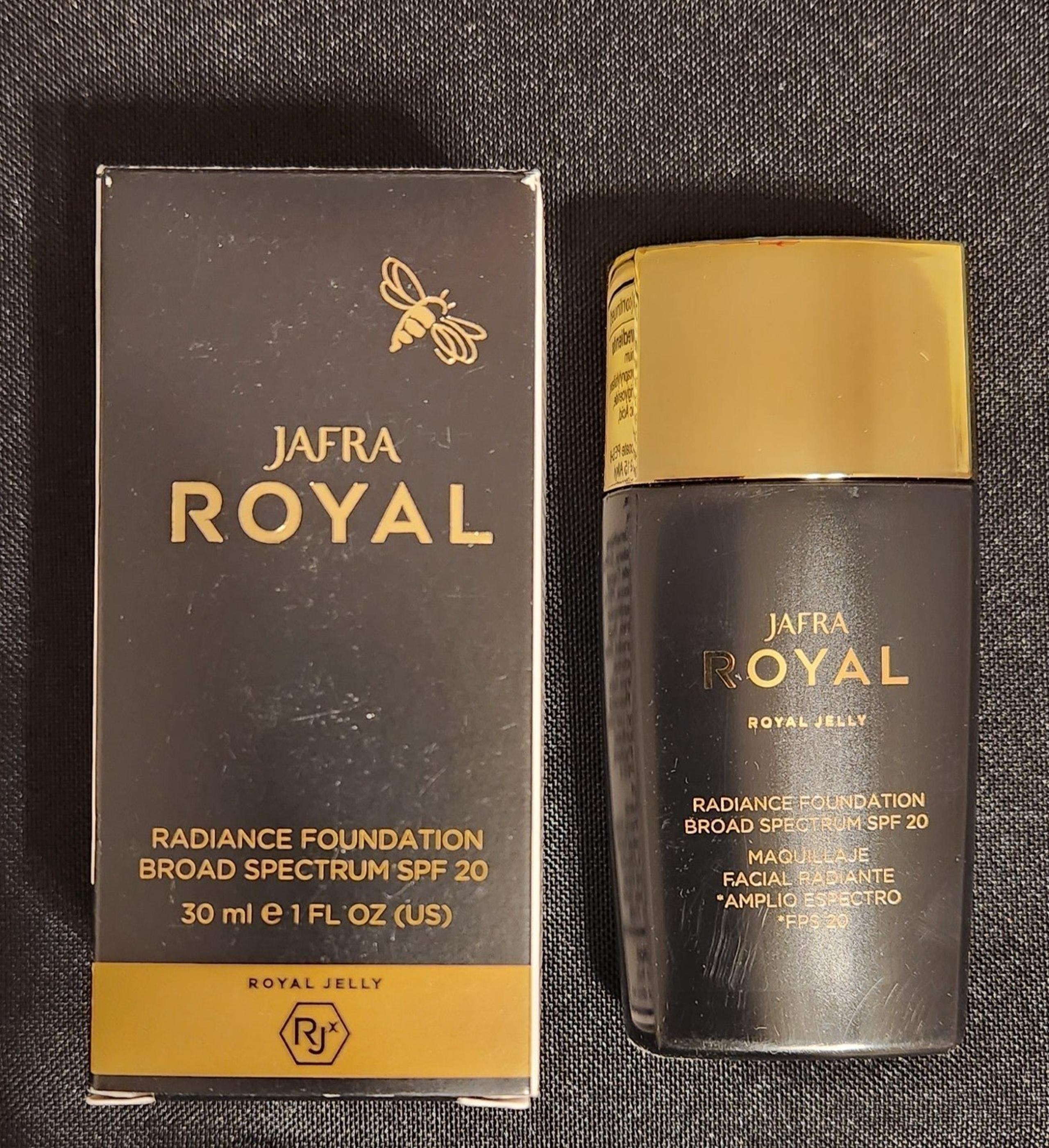 JAFRA ROYAL RADIANCE FOUNDATION CARAMEL D12 with SPF 20
