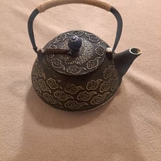 Tetera de hierro fundido (Please review all the pictures closely Sold = As is )