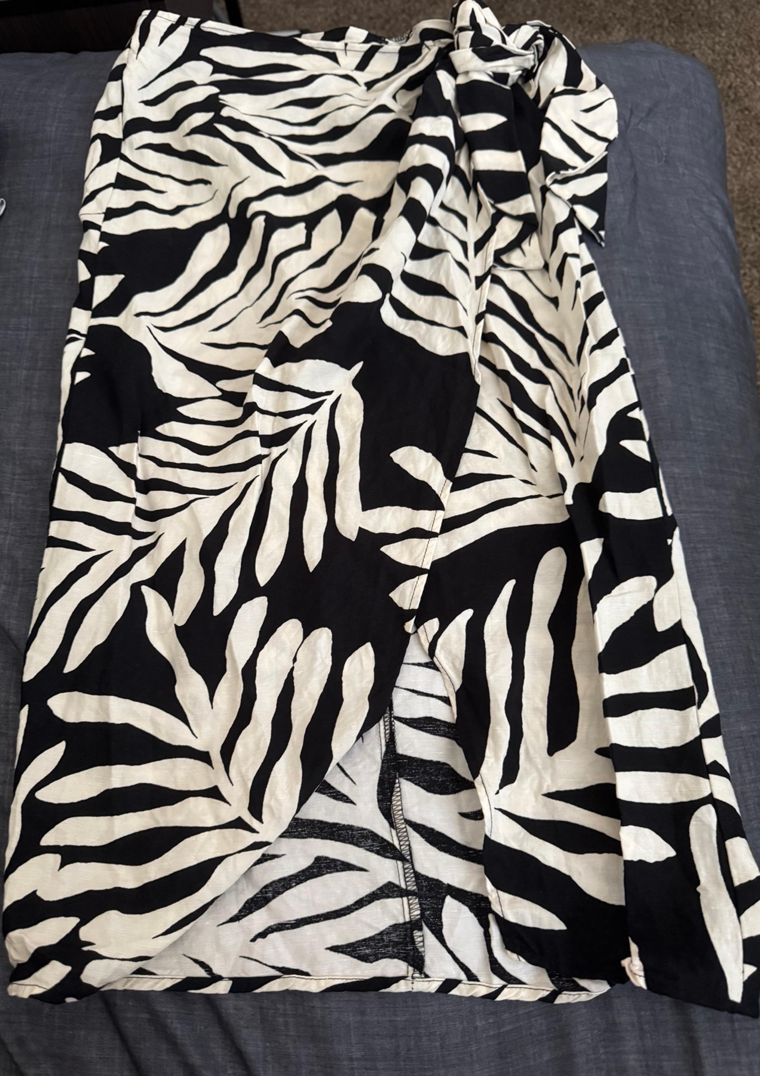 H&M Black and White Tropical Print Wrap Skirt