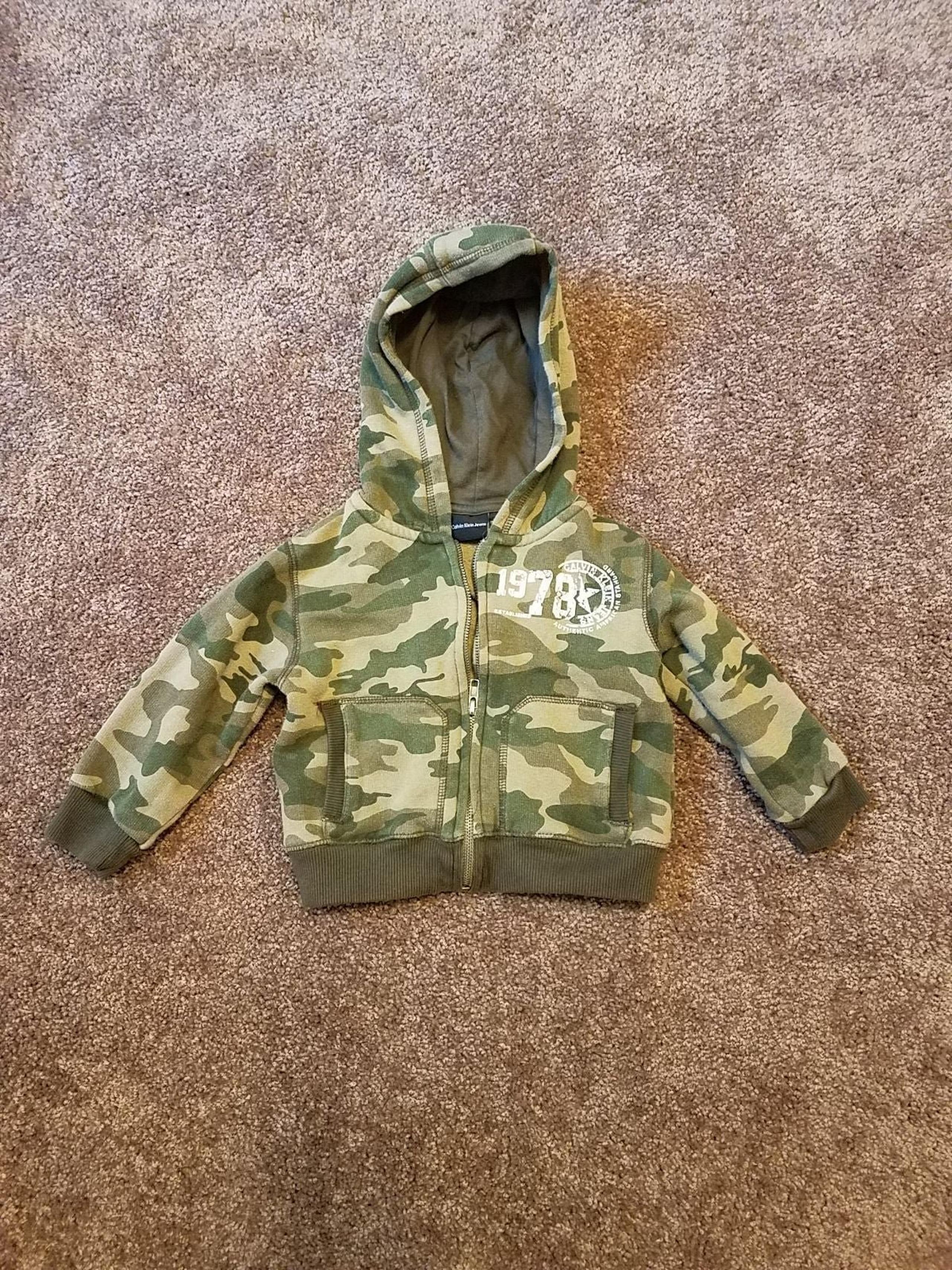 Calvin Klein full zip up camo hoodie size 2t in great condition