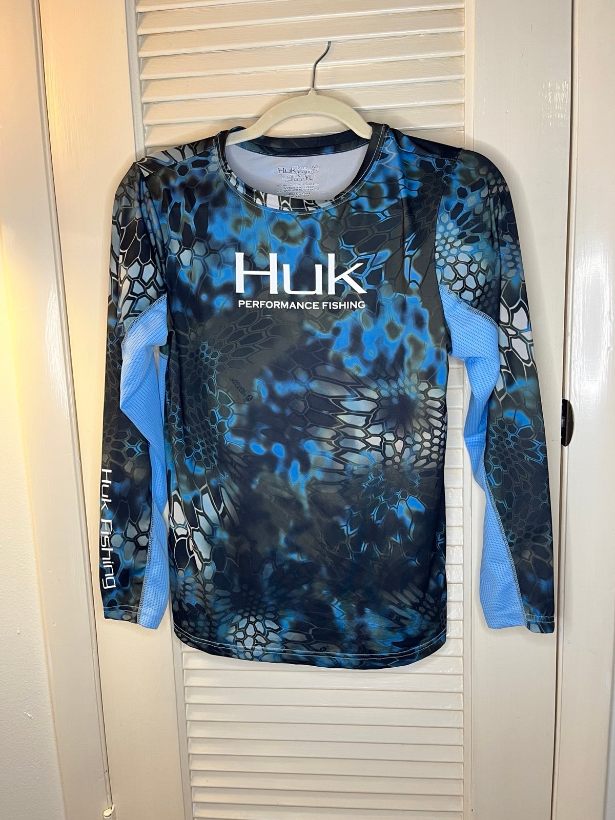 4 HUK KRYPTEK YL & YM tops NWOT! 160+