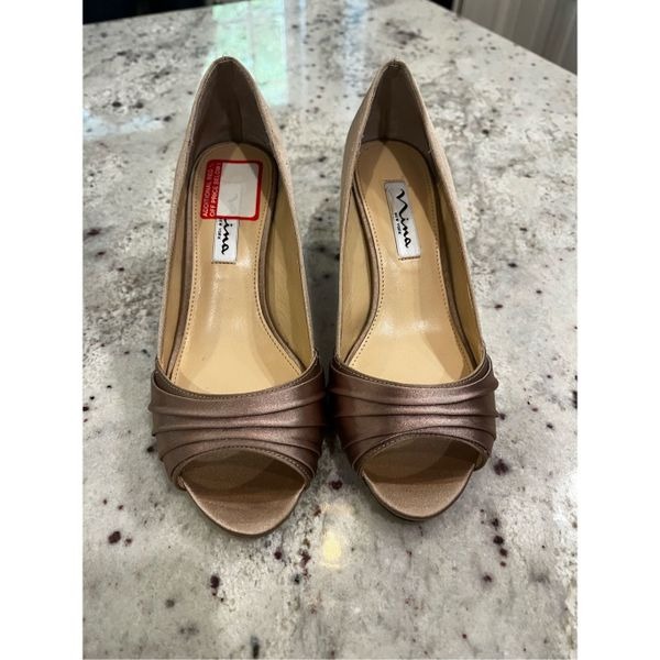 Nina Tan Champagne Satin Peep Toe Pumps sz 6.5W New No Box