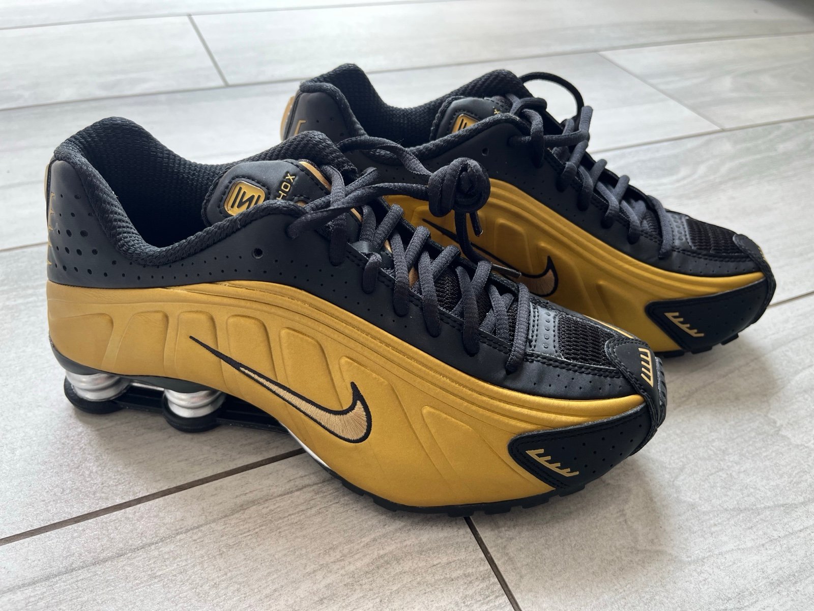 Nike Shox R4 Black-Metallic Gold Sz 8 Women’s [AR3565-005]