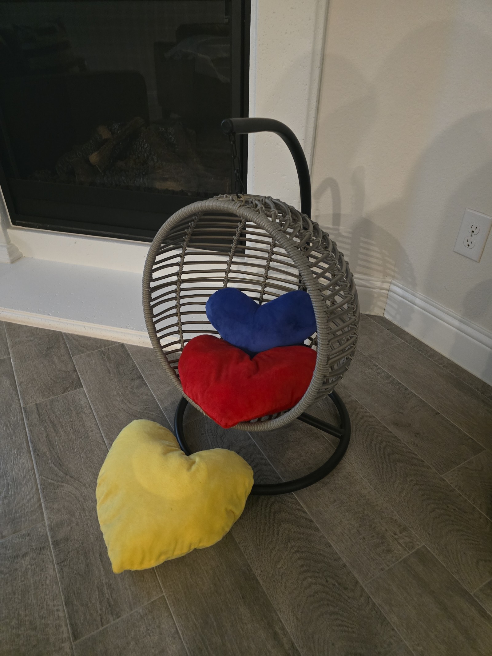 Small dog/cat bed/lounger pillows included
