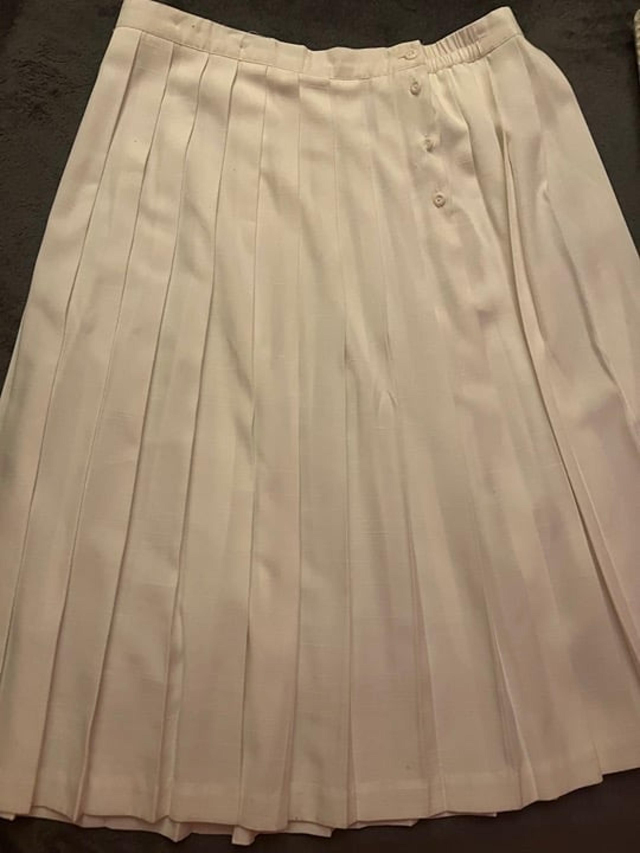 Liz Baker White Pleated Skirt Size 22 w/Side Button Closure A-line