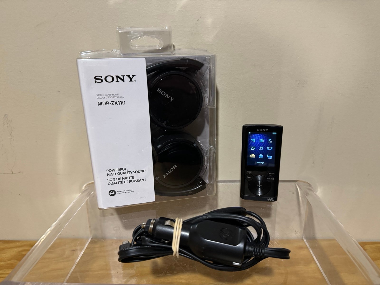 Sony NWZ-E354 ( 8 GB ) Digital Media Player Tested W/ MDR-ZX110 Headphone NEW