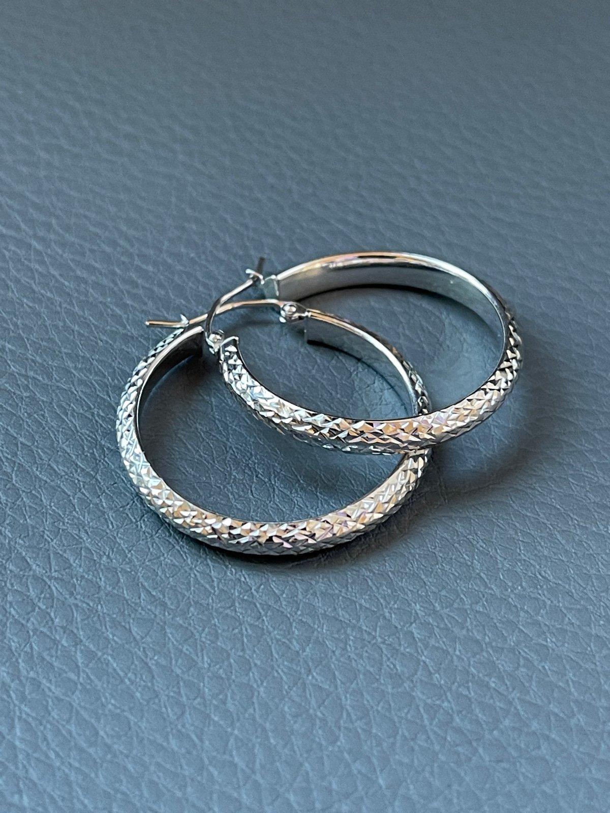 14k White Gold Diamond Cut Round Hoop Earrings 26mm x 3mm Brand New