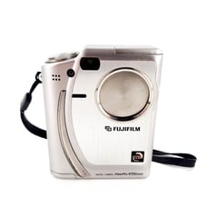 Fujifilm FinePix 4700 Zoom Digital Point & Shoot Camera Powers On But Shuts Down