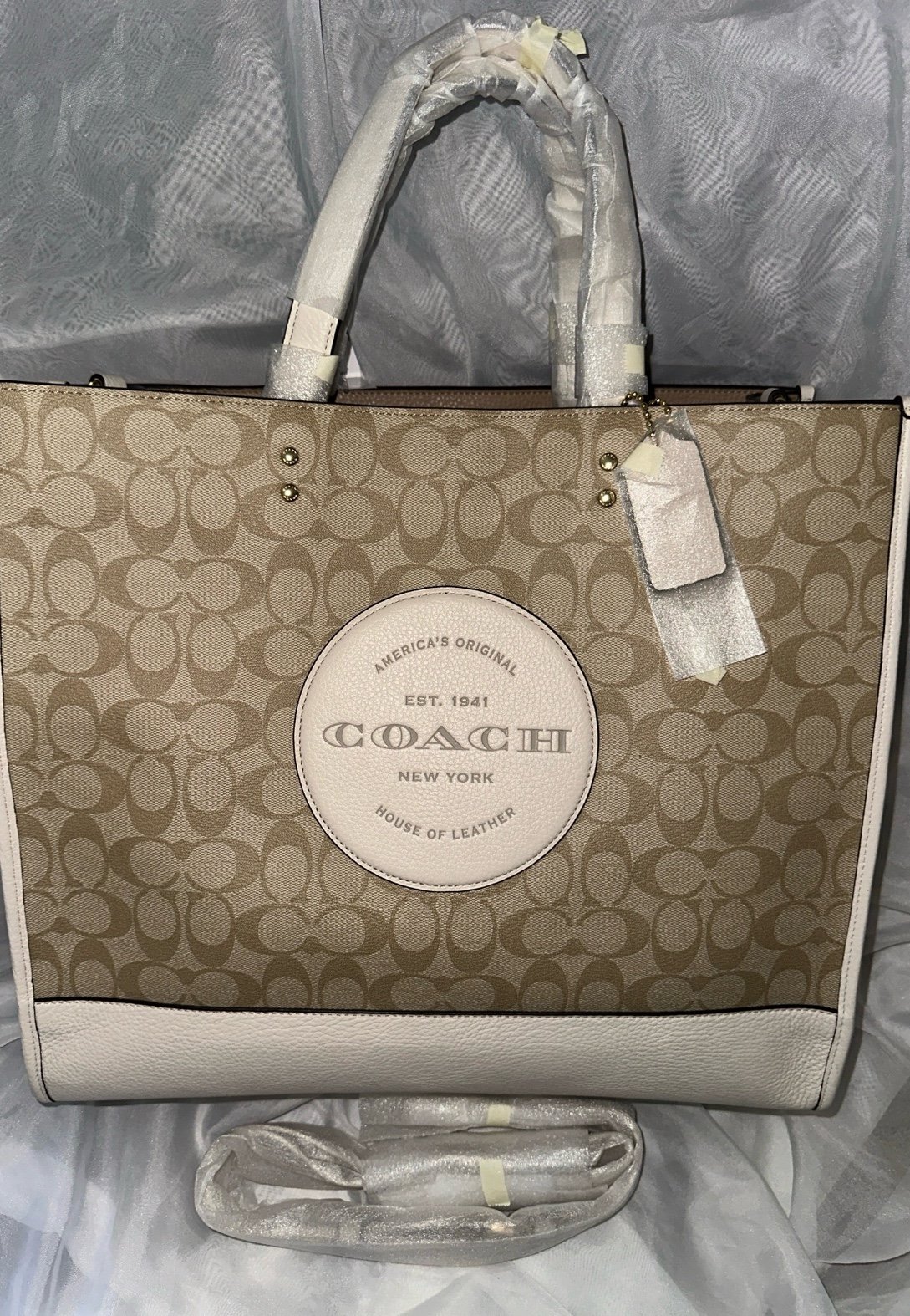 COACH DEMPSEY TOTE LIGHT KHAKI/CHALK EX-LRG TOP HANDLES/STRAP + LOGO CHARM