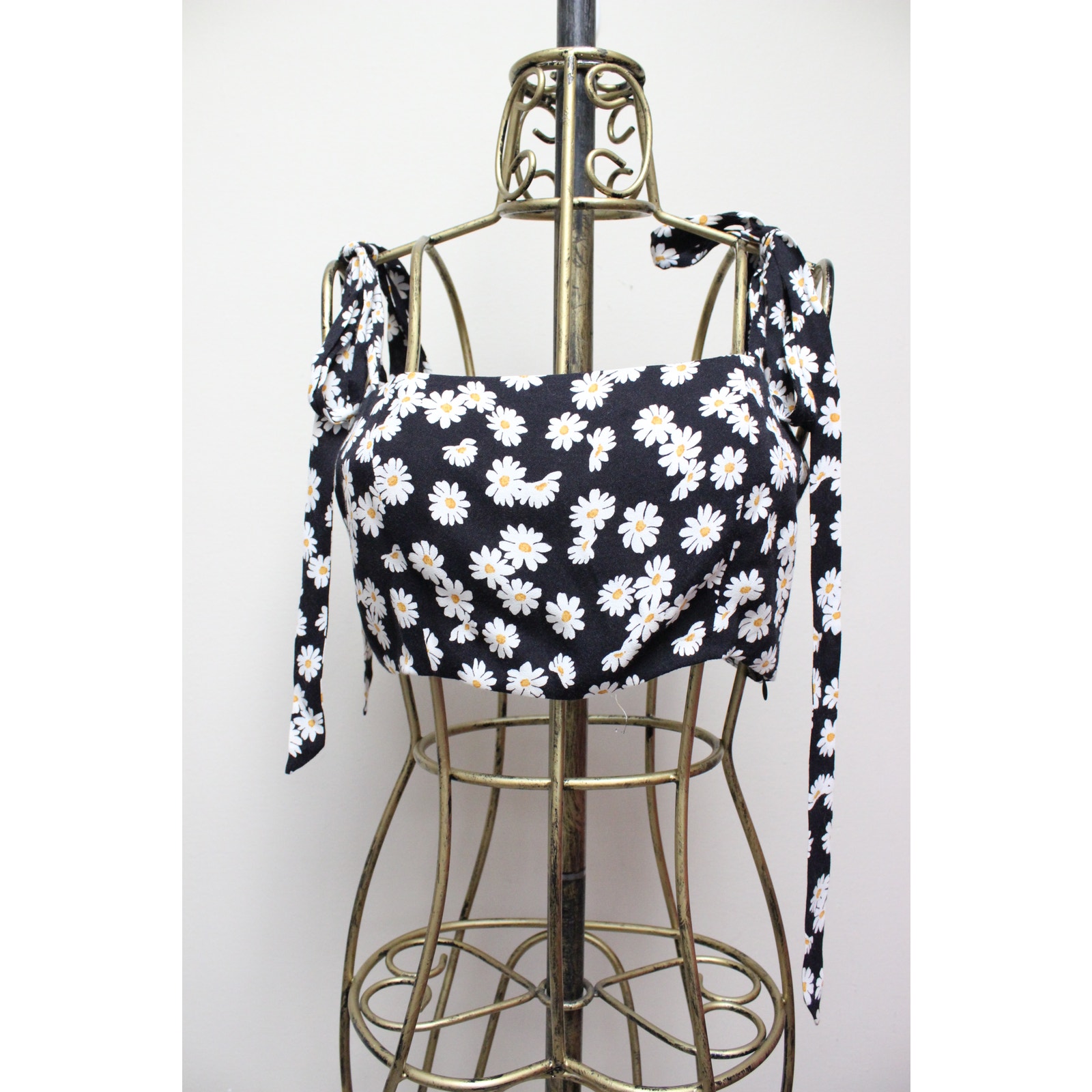 Reformation Black Daisy Tiki Chain Floral Ribbon Tie Strap Crop Top Size 8