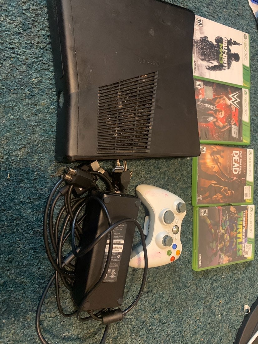 Microsoft XBOX 360 With 4 Games