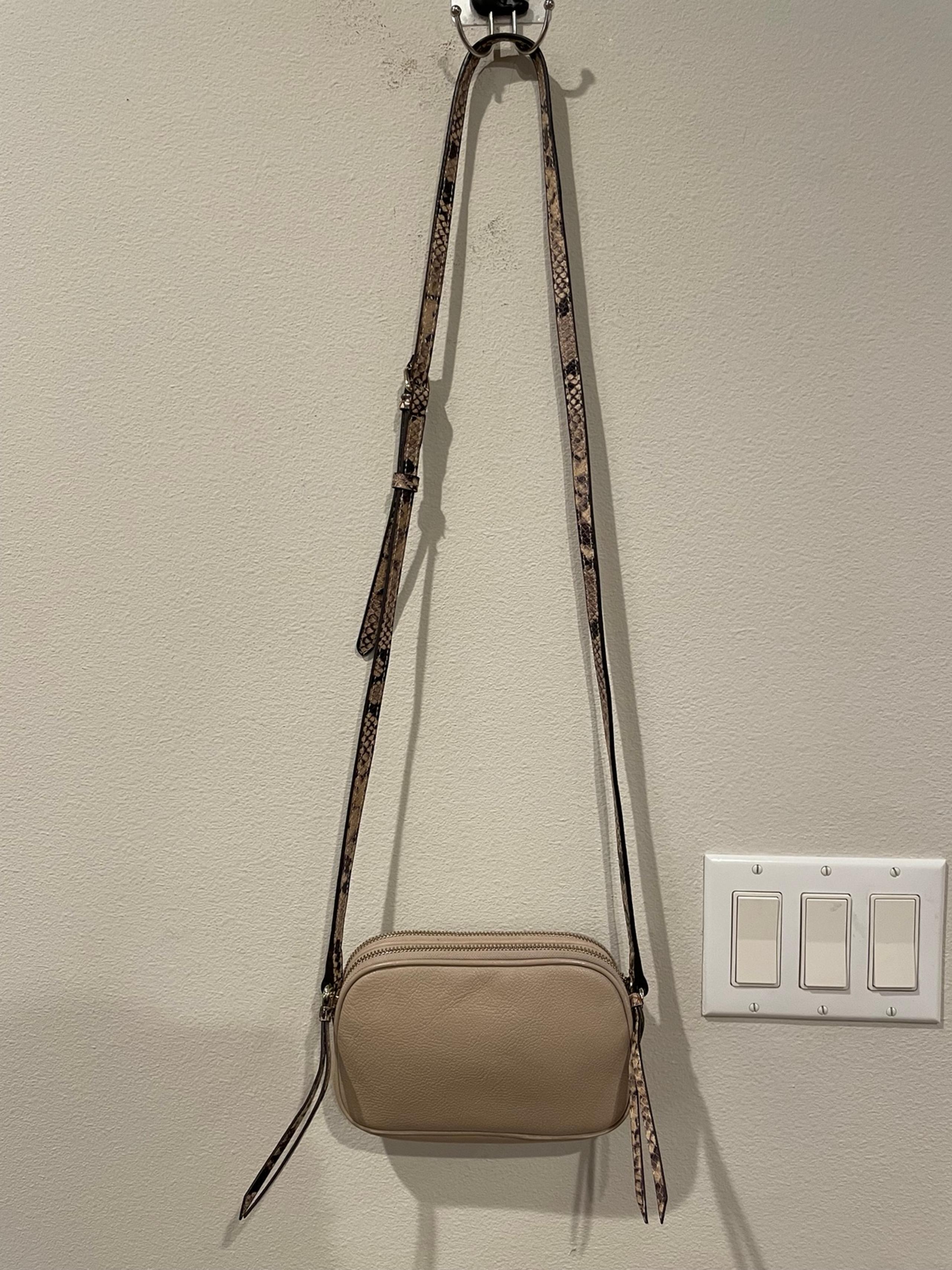Banana Republic Women’s Camera Crossbody Bag Tan Size 8✖️6✖️2in Cow Leather