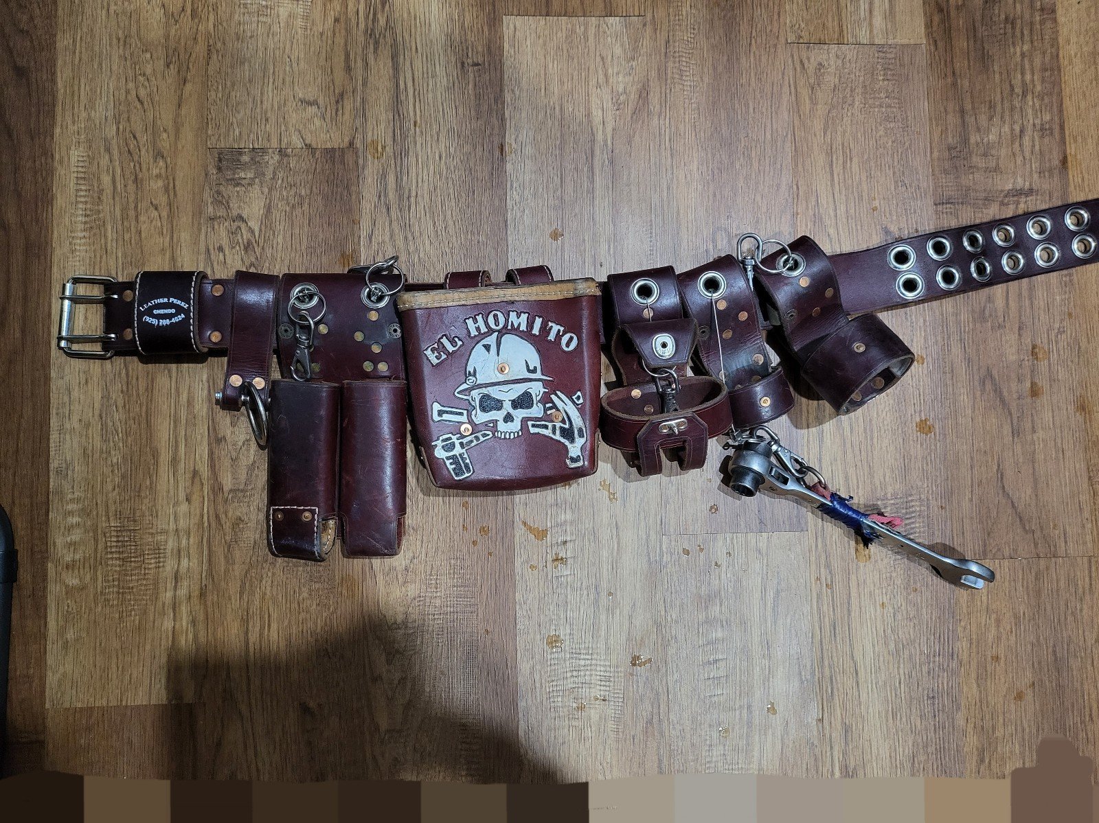 Scaffolding tool belt with built in retractable lanyards