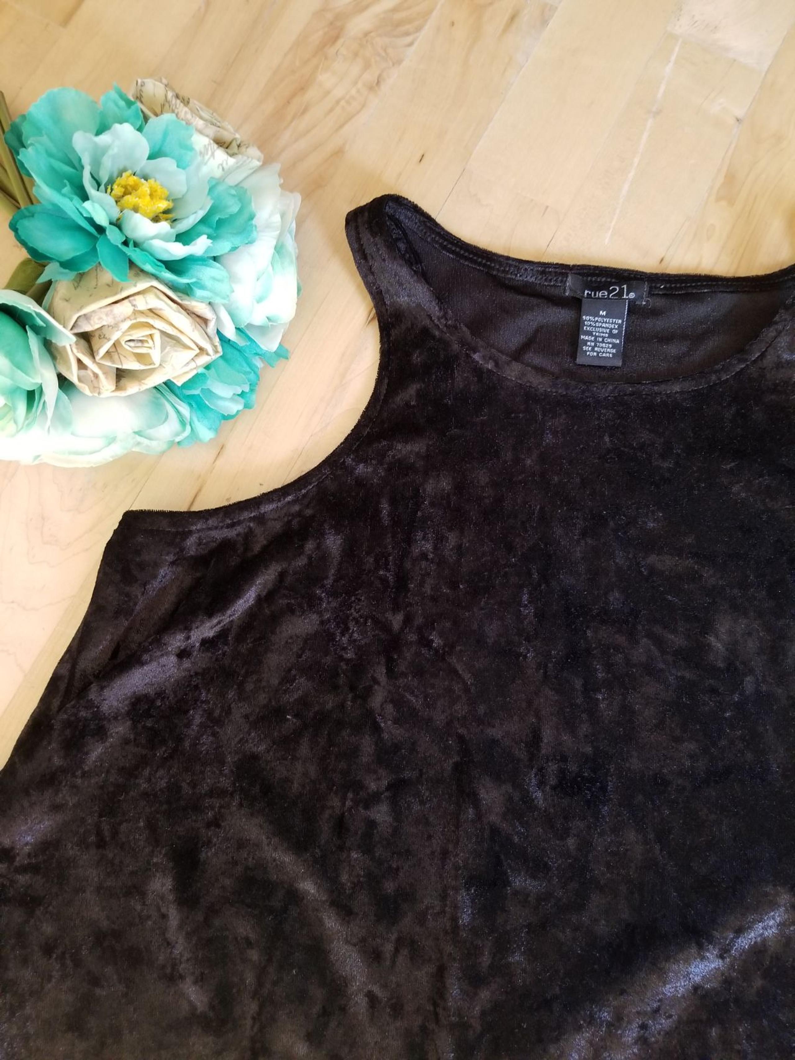rue21 black velvet tank top size M