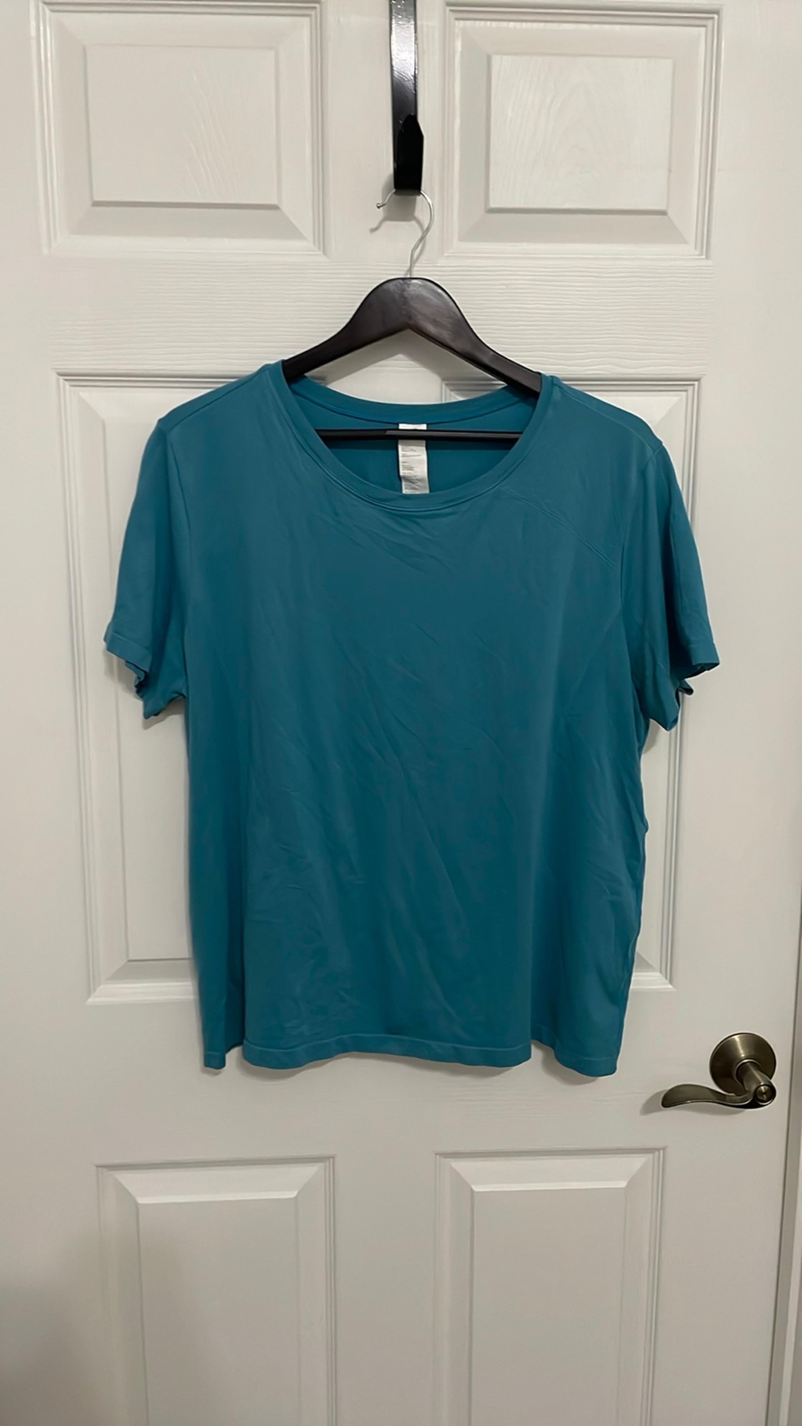 Fabletics women’s teal athletic seamless tshirt