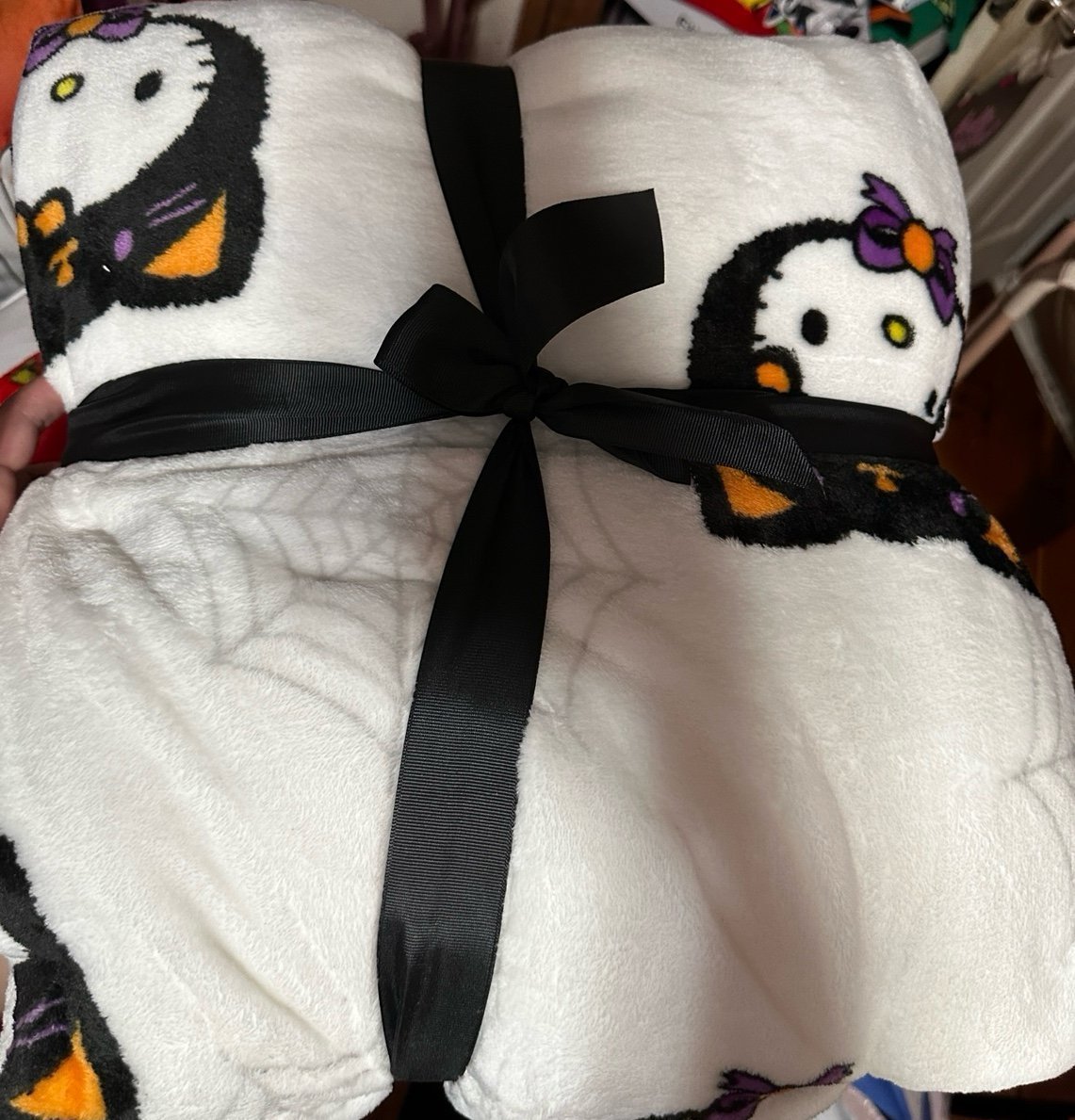 Hello Kitty black cat blanket