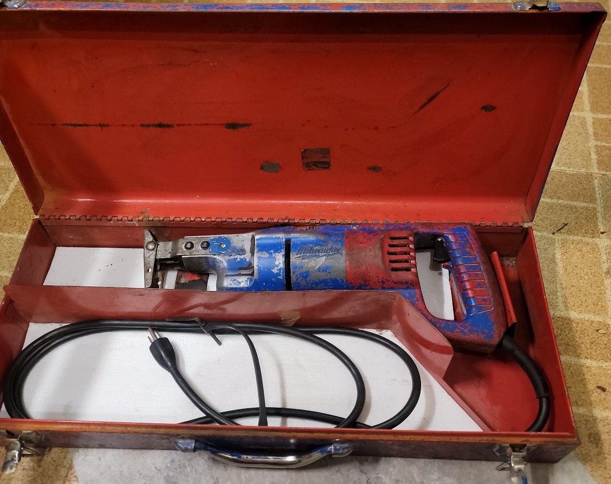 VINTAGE MILWAUKEE CORDED SAWZALL RECIPROCATING SAW WITH METAL CASE