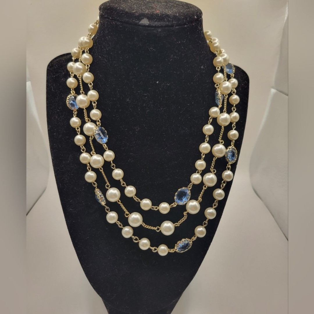 Vintage 3 Layered White Faux Pearl And Blue Glass Choker necklace