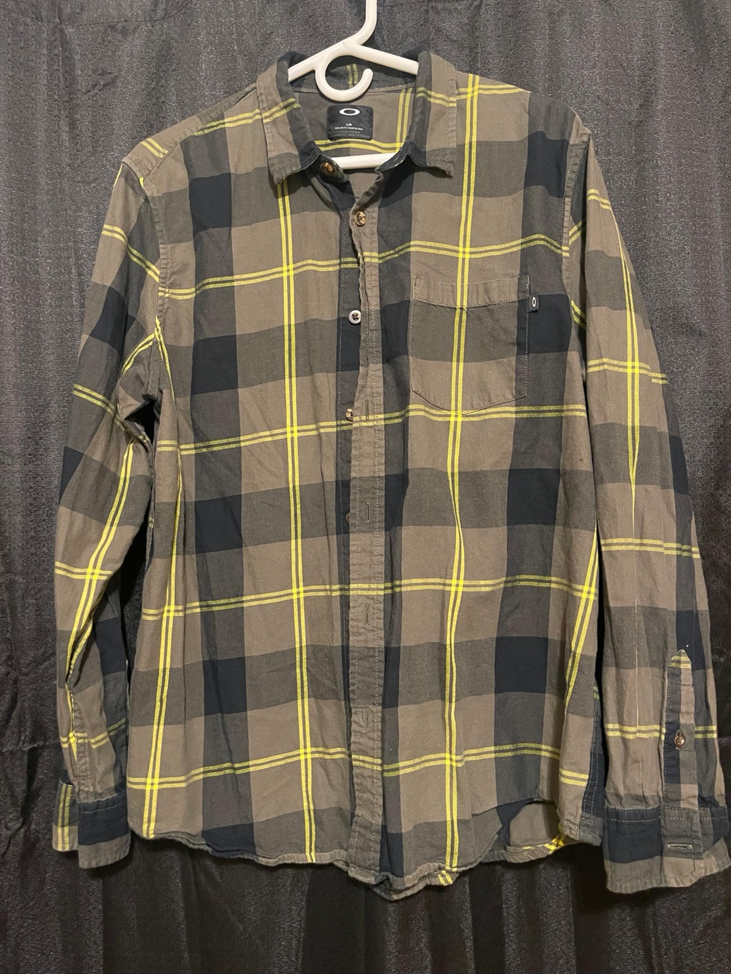 Men’s Oakley L Gray And Yellow Button Up Plaid Shirt