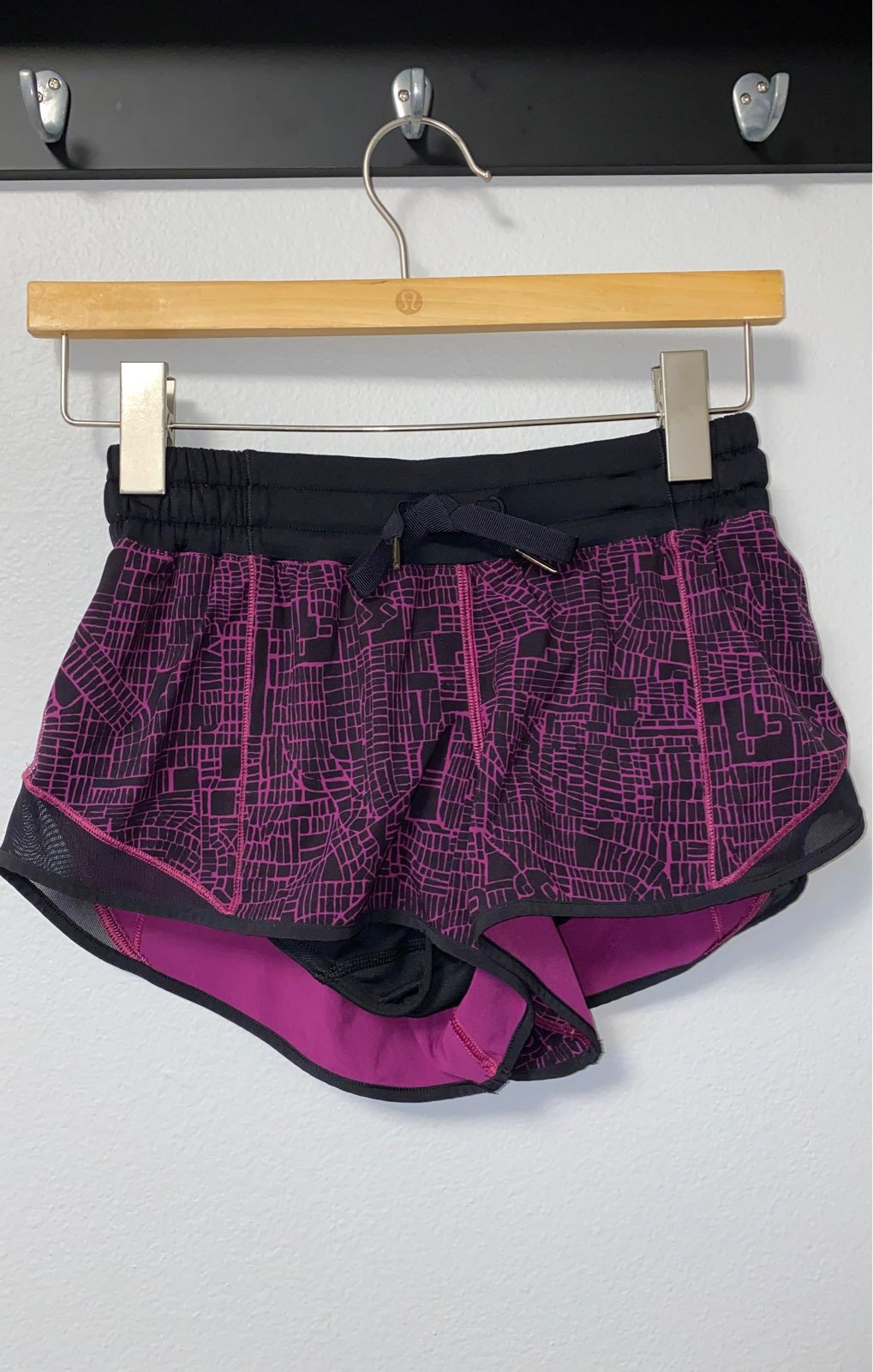 Lululemon Hotty Hot 1 Shorts Size 4