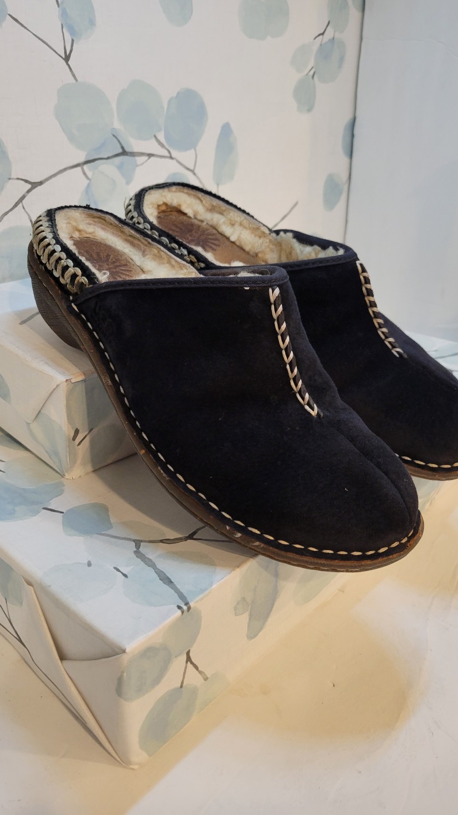 Ugg Kohala Size 8 Black Slip On Suede Clogs/Slippers