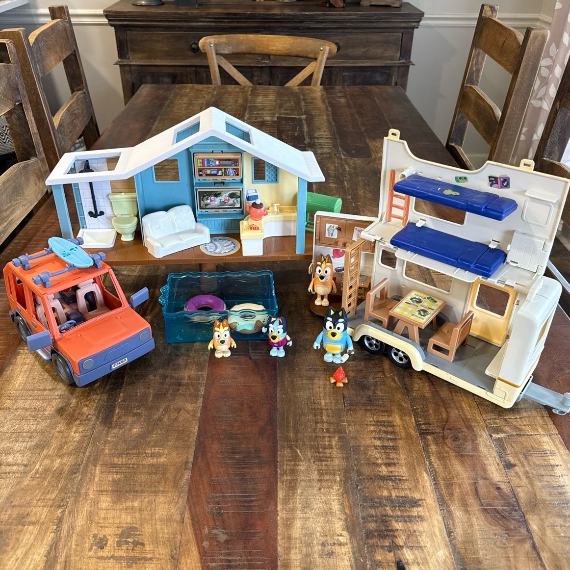 Bluey Ultimate Caravan AdvBluey Ultimate Caravan Adventures & Beachouse Playsets
