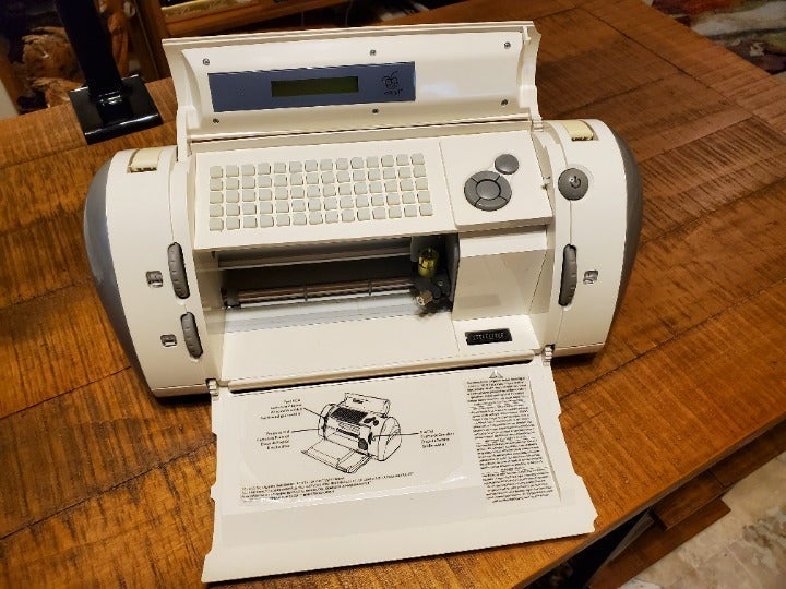 cricut CRV001 Cutting Machine with cables, jukebox, 3 cartridges, matts, pens