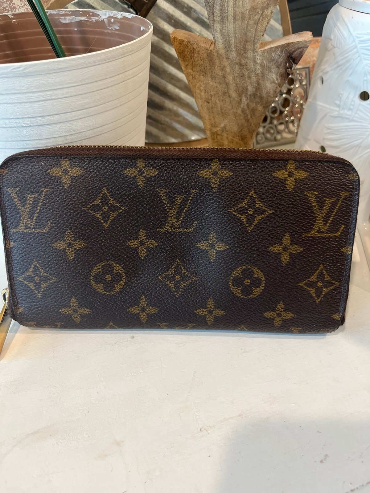 Vuitton Zippy wallet
