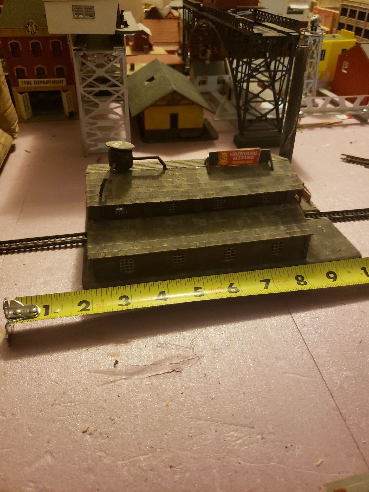 N scale building