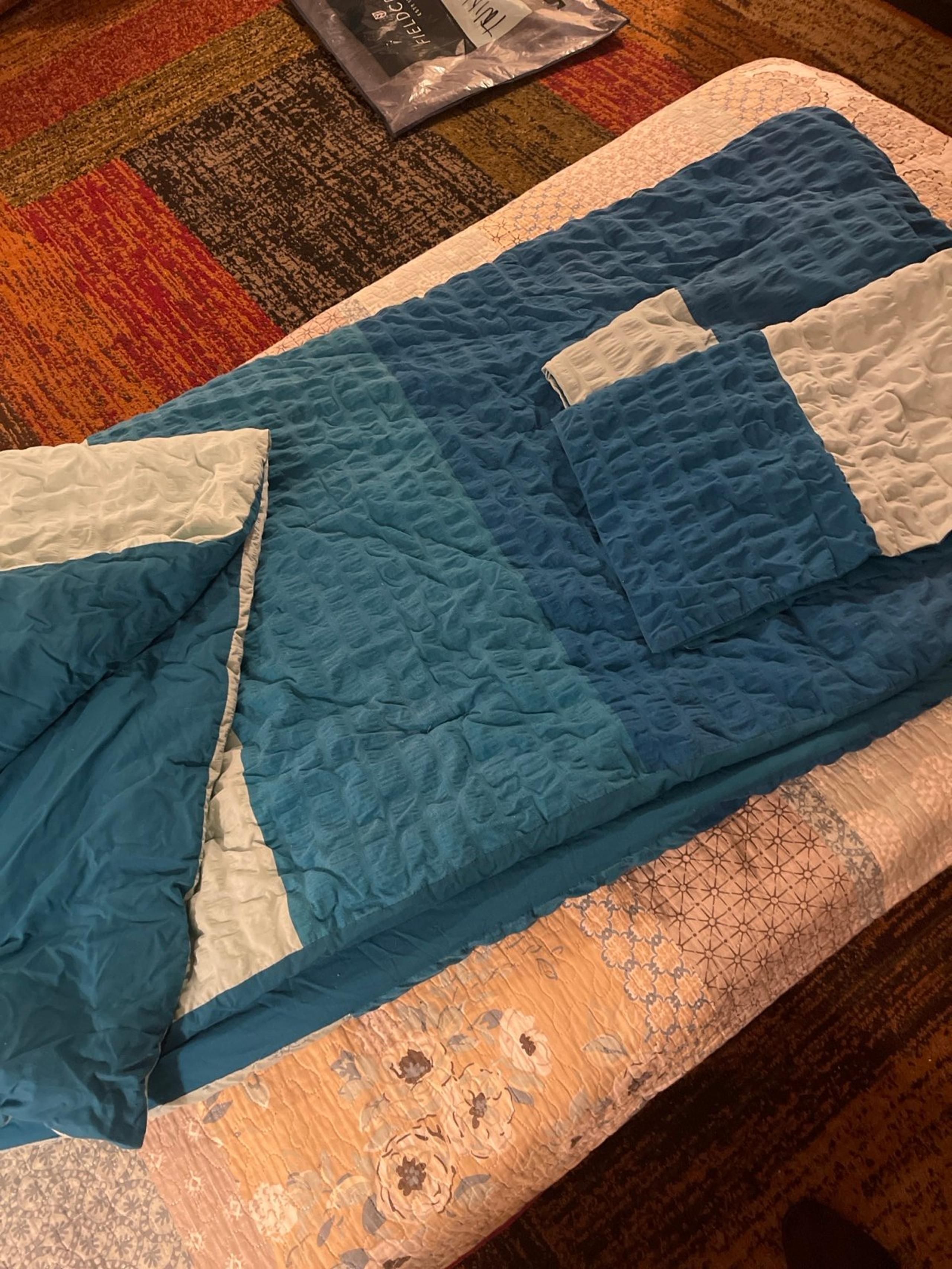 Tri Colored twin/full size comforter w 2 shams