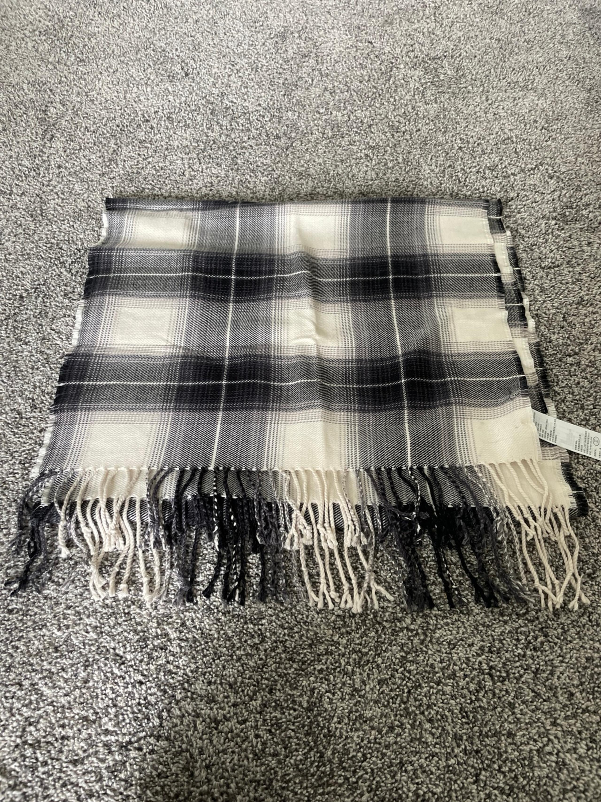 NWOT Women’s Abercrombie & Fitch Scarf