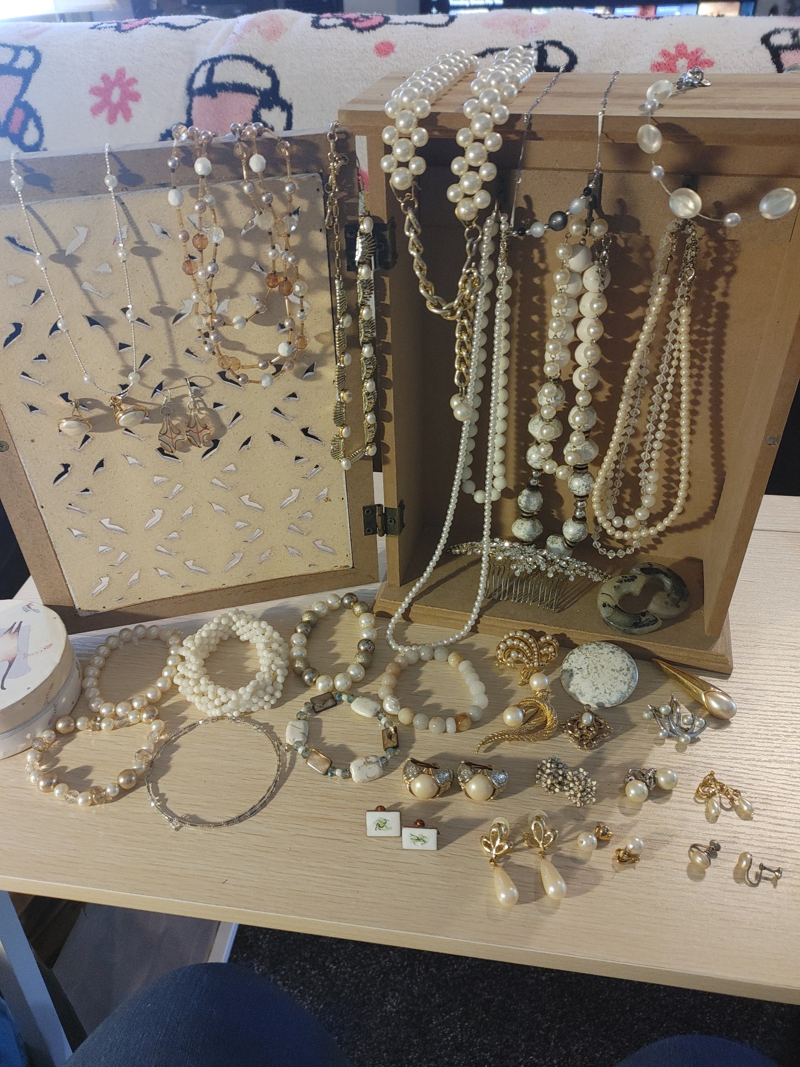 White jewelry lot
