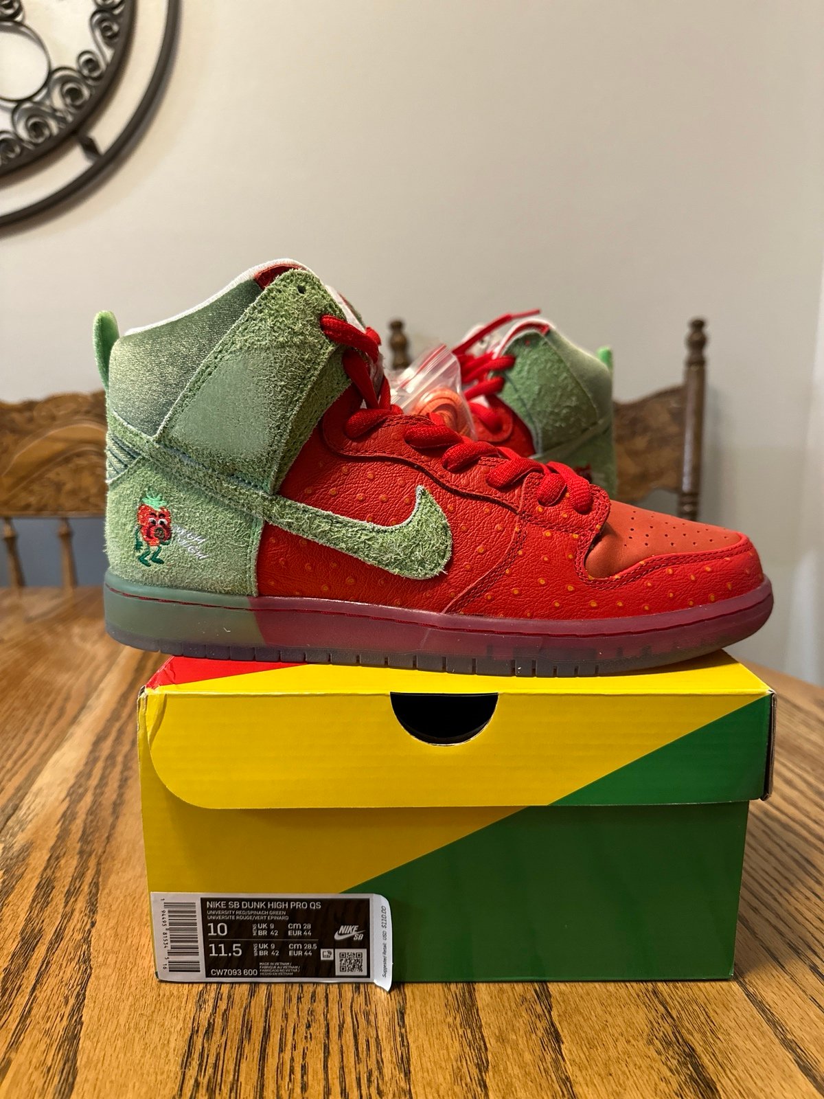 Nike sb dunk high strawberry cough