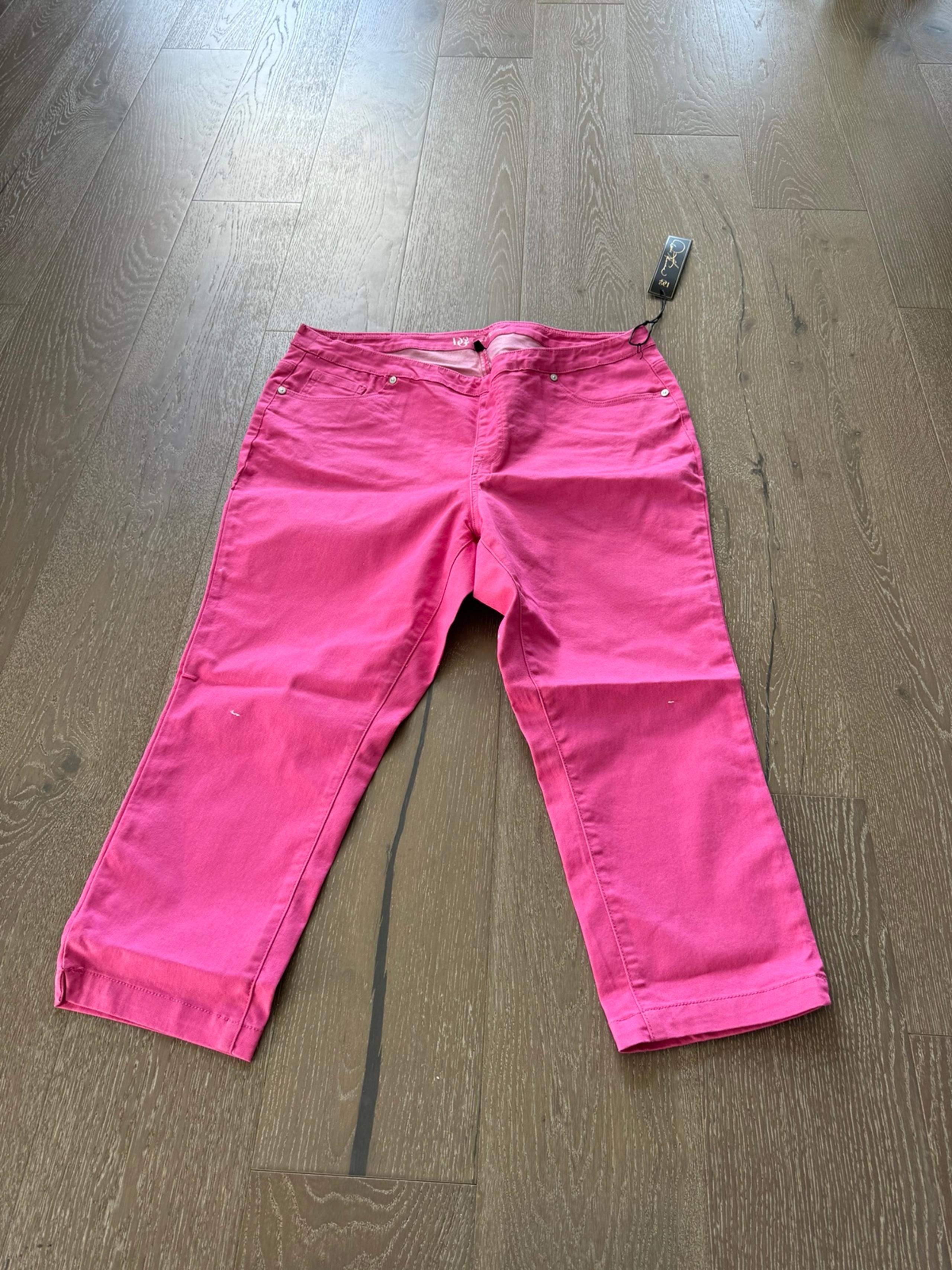 DG2 by Diane Gilman pink Capri pants