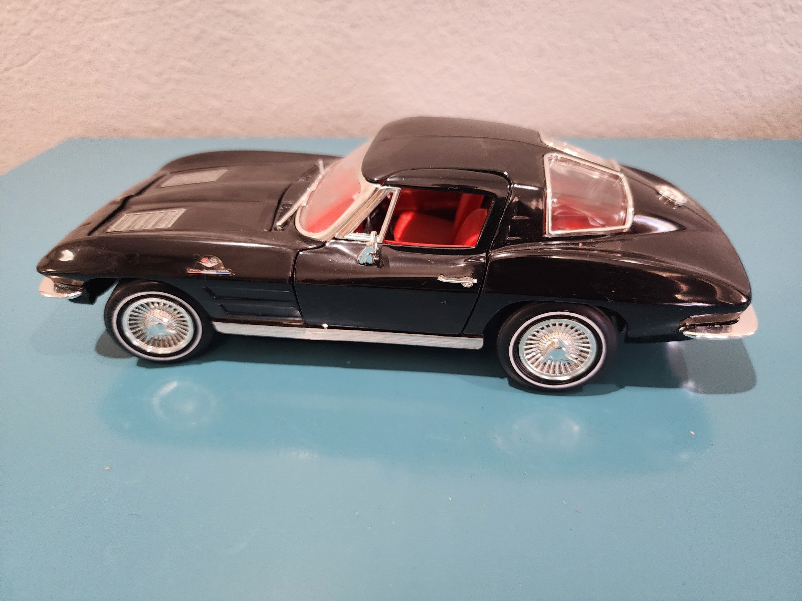 ERTL American Muscle 1963 Chevy Corvette Split Window Sting Ray 1:18 Diecast Car