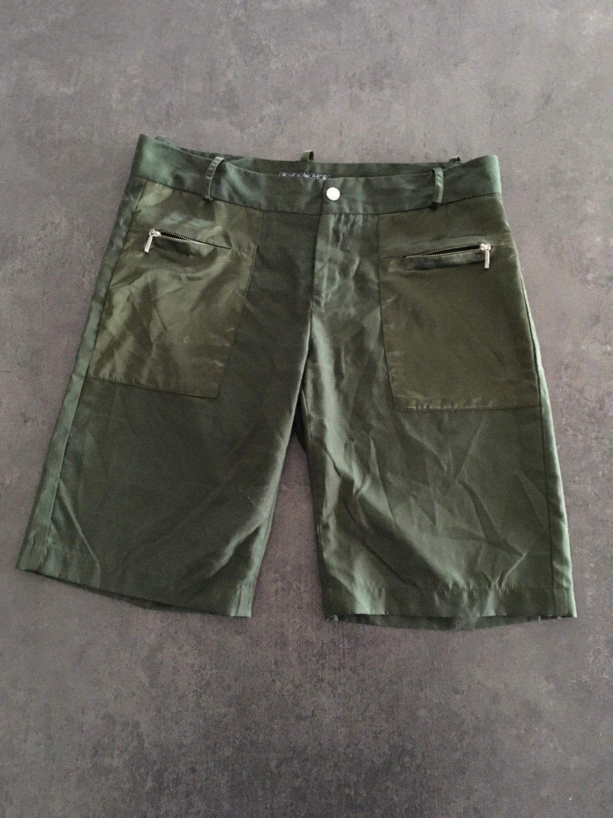 Green woman’s zipper front pockets shorts