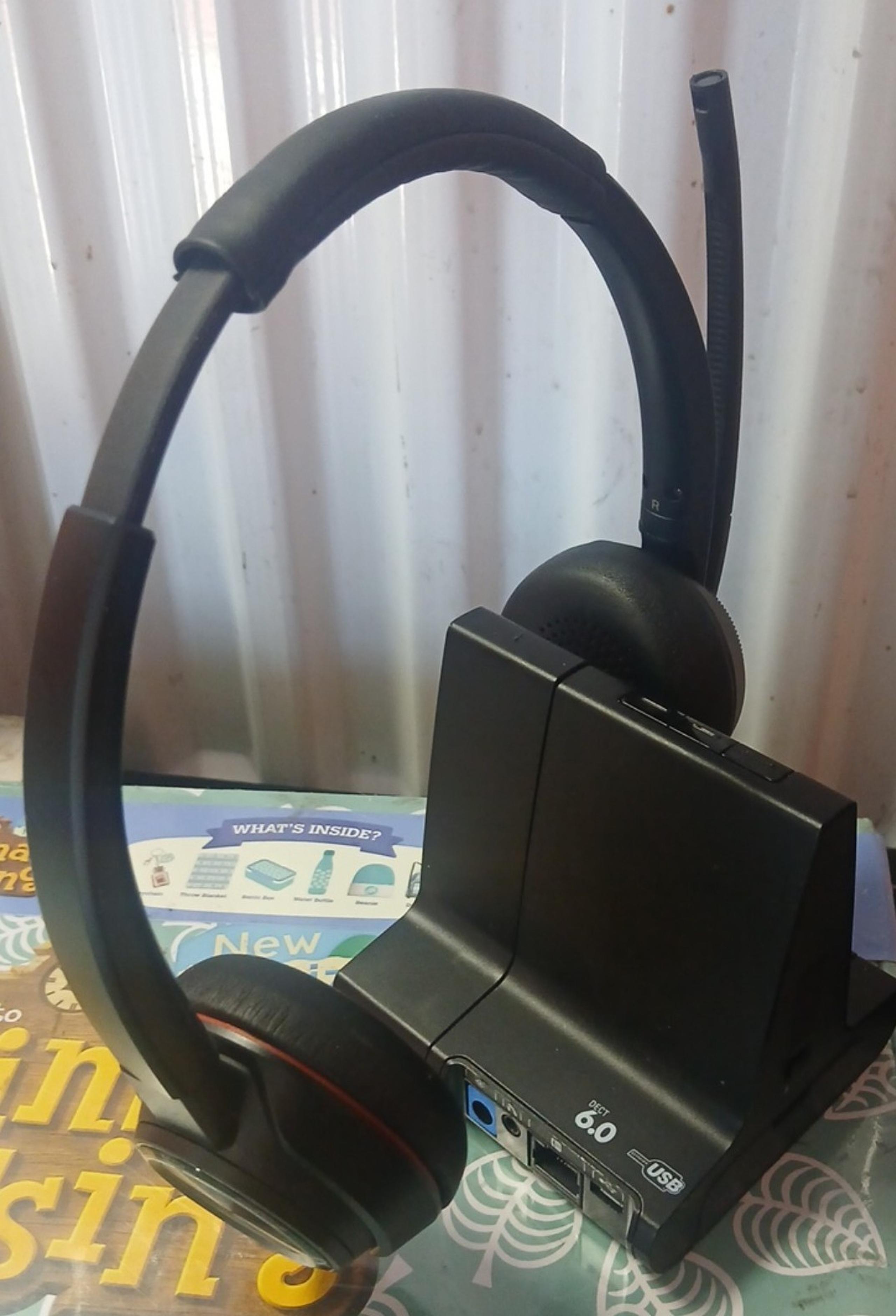 Plantronics Poly SAVI 8220 W8220 Wireless Headset w/ Charge Cradle
