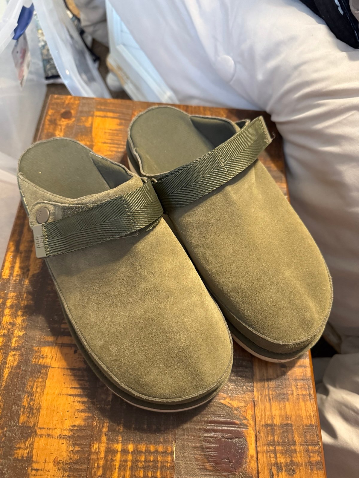 Uggs size 11 in women’s or 9.5 in Men’s