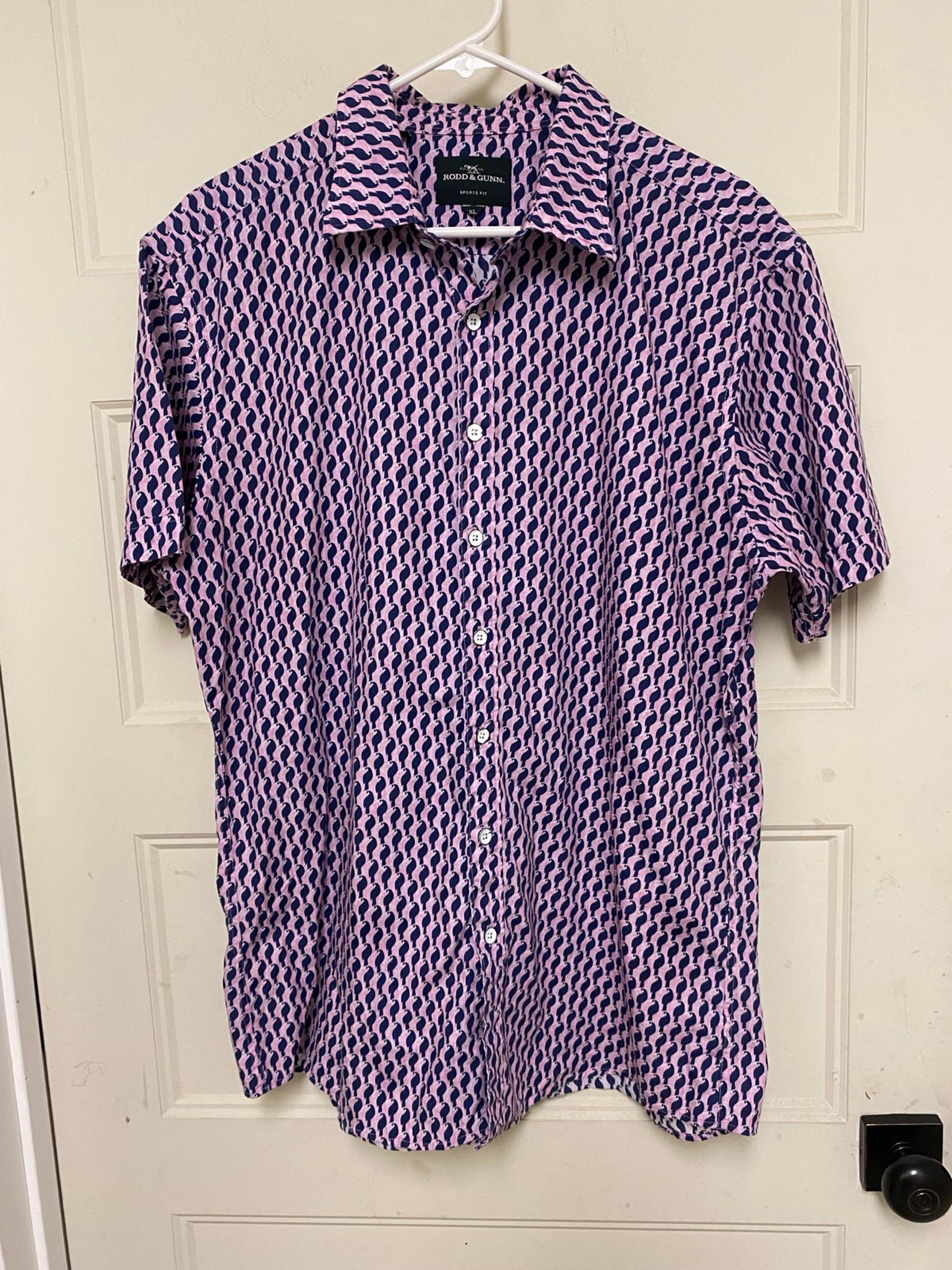 RODD & GUNN Sport Fit Pink Blue Parrot Short Sleeve Button Up Shirt Mens Size XL