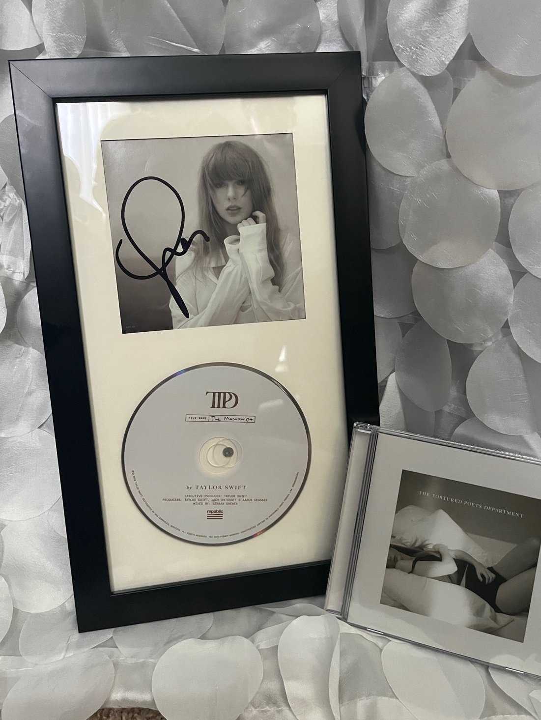 TTPD The Tortured Poets Department Taylor Swift signed CD in frame