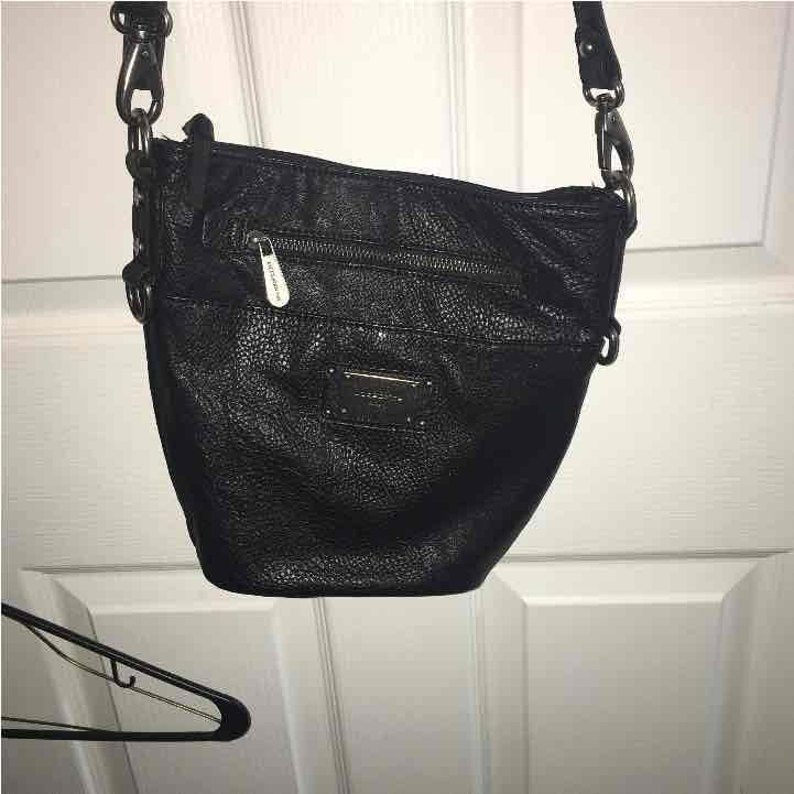 Liz Claiborne Crossbody bucket bag
