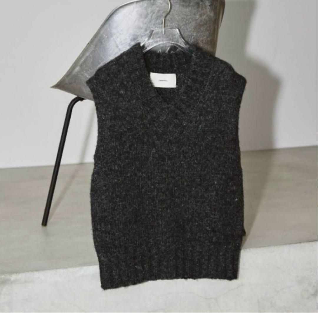 春のコレクション TODAYFUL Mottle Yarn Knit Vest in grey. トップス