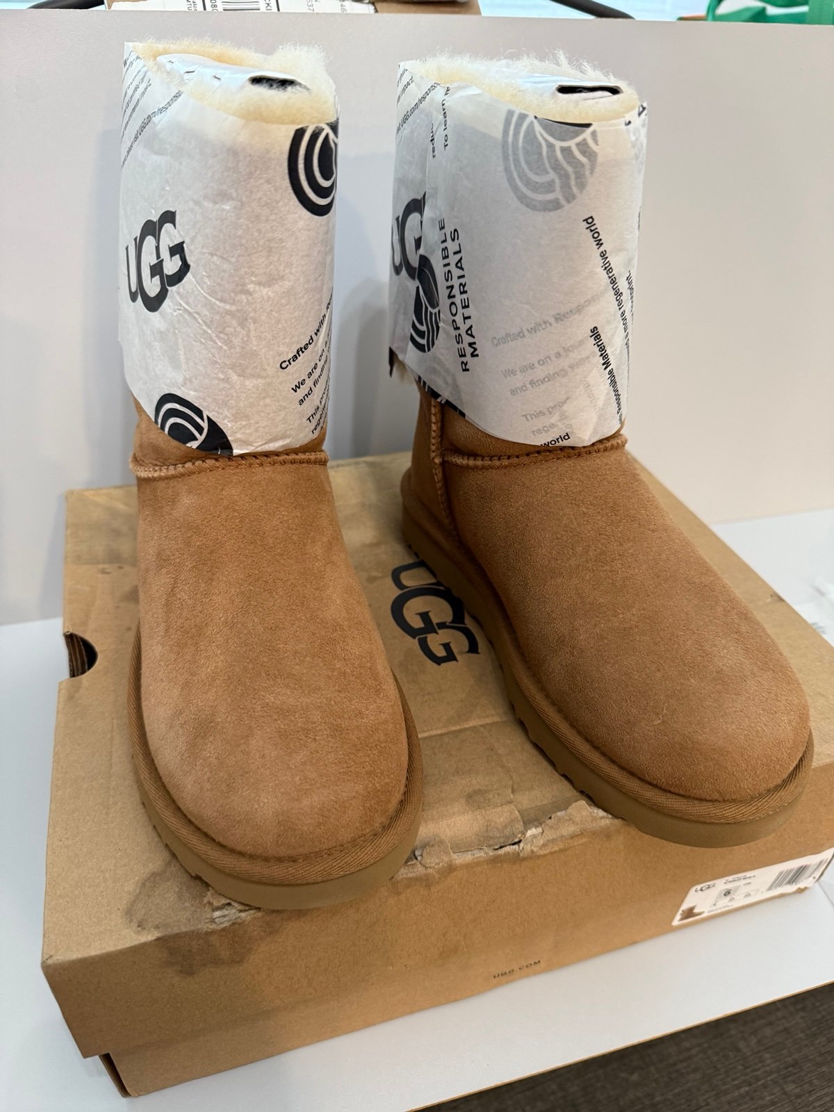 UGG Bailey boots II size 6 New in box