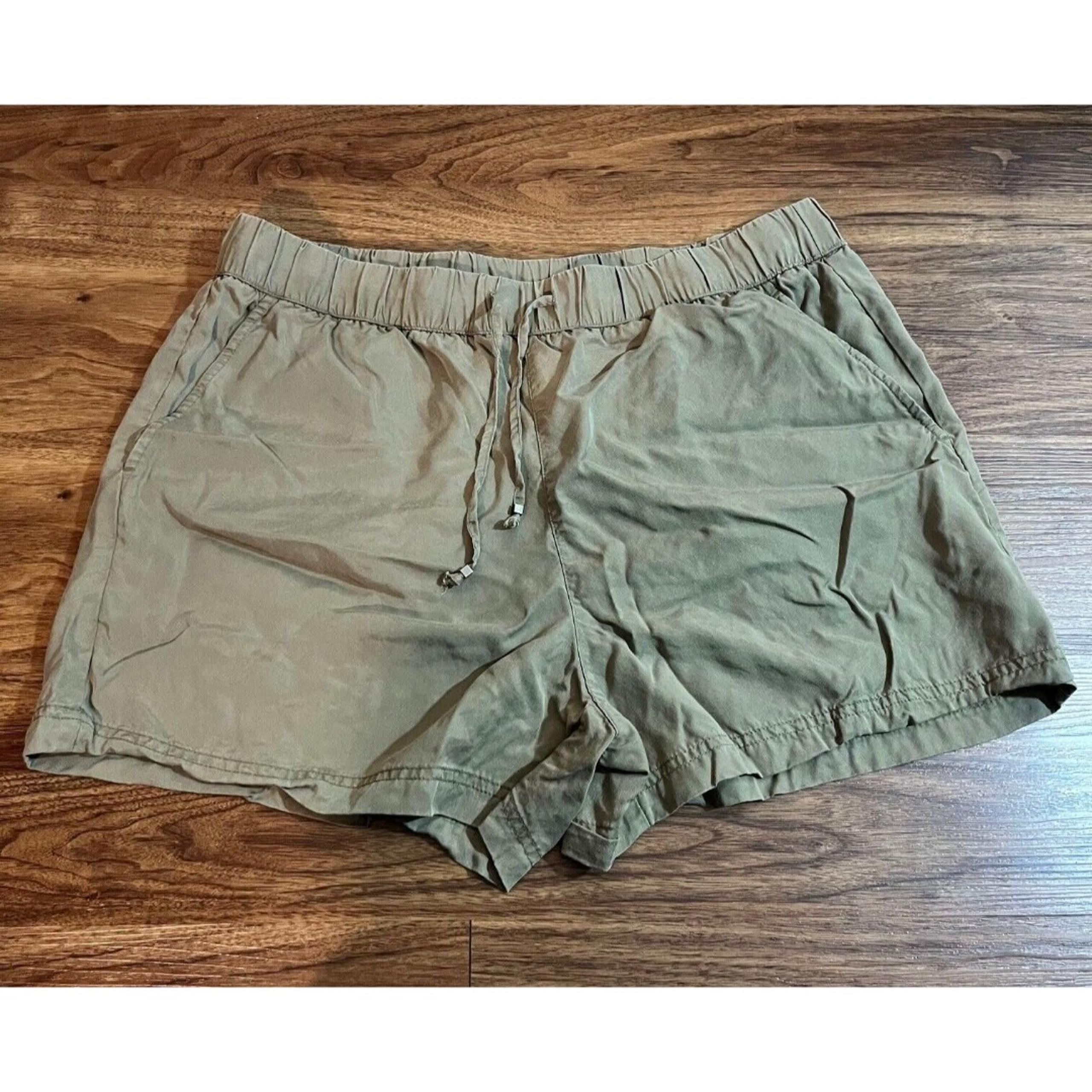 Banana Republic Tencel Pull On Shorts Women's Size 14 100% Lyocell Pockets Green