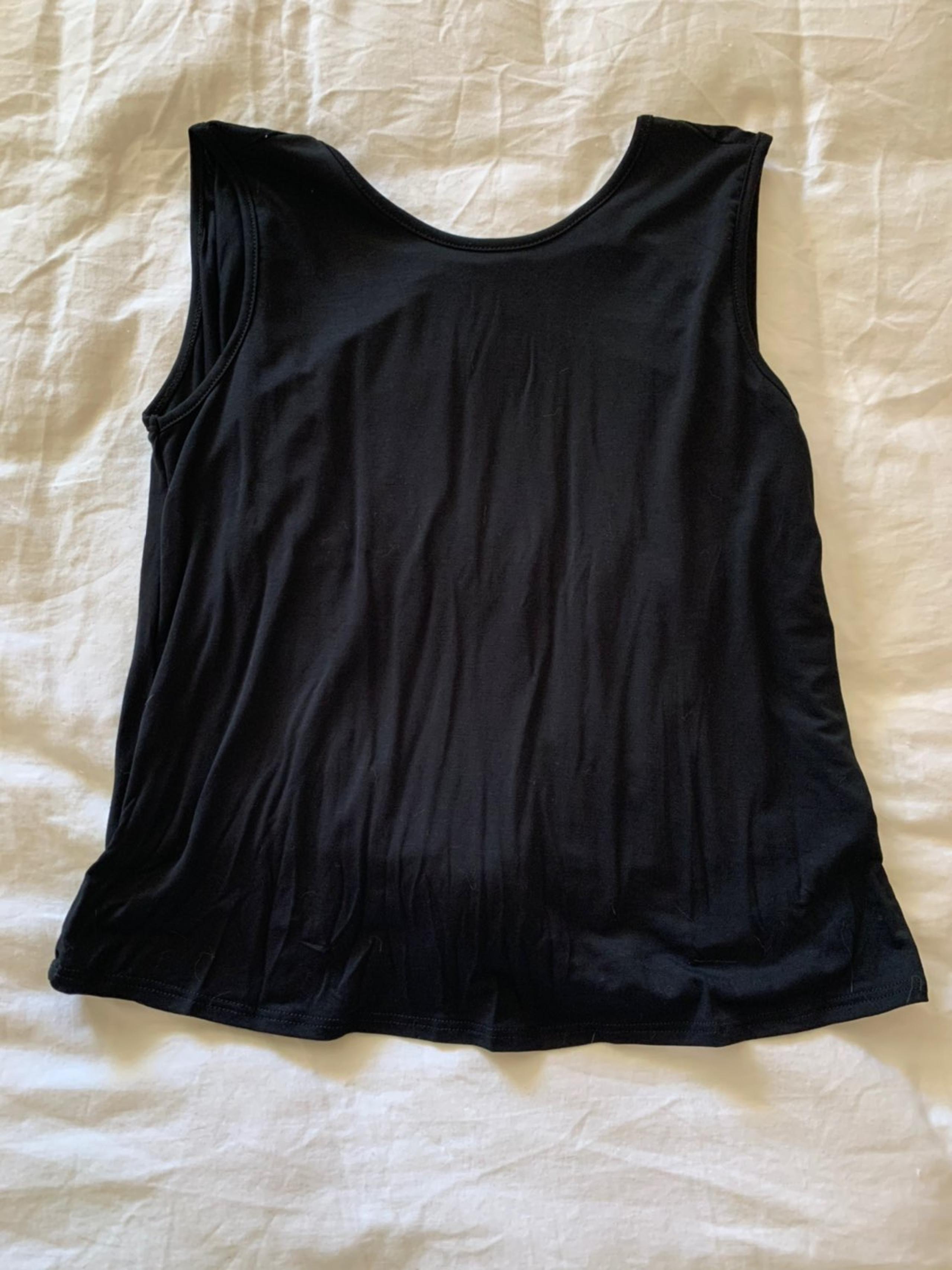 lulu's open back tank top // xs