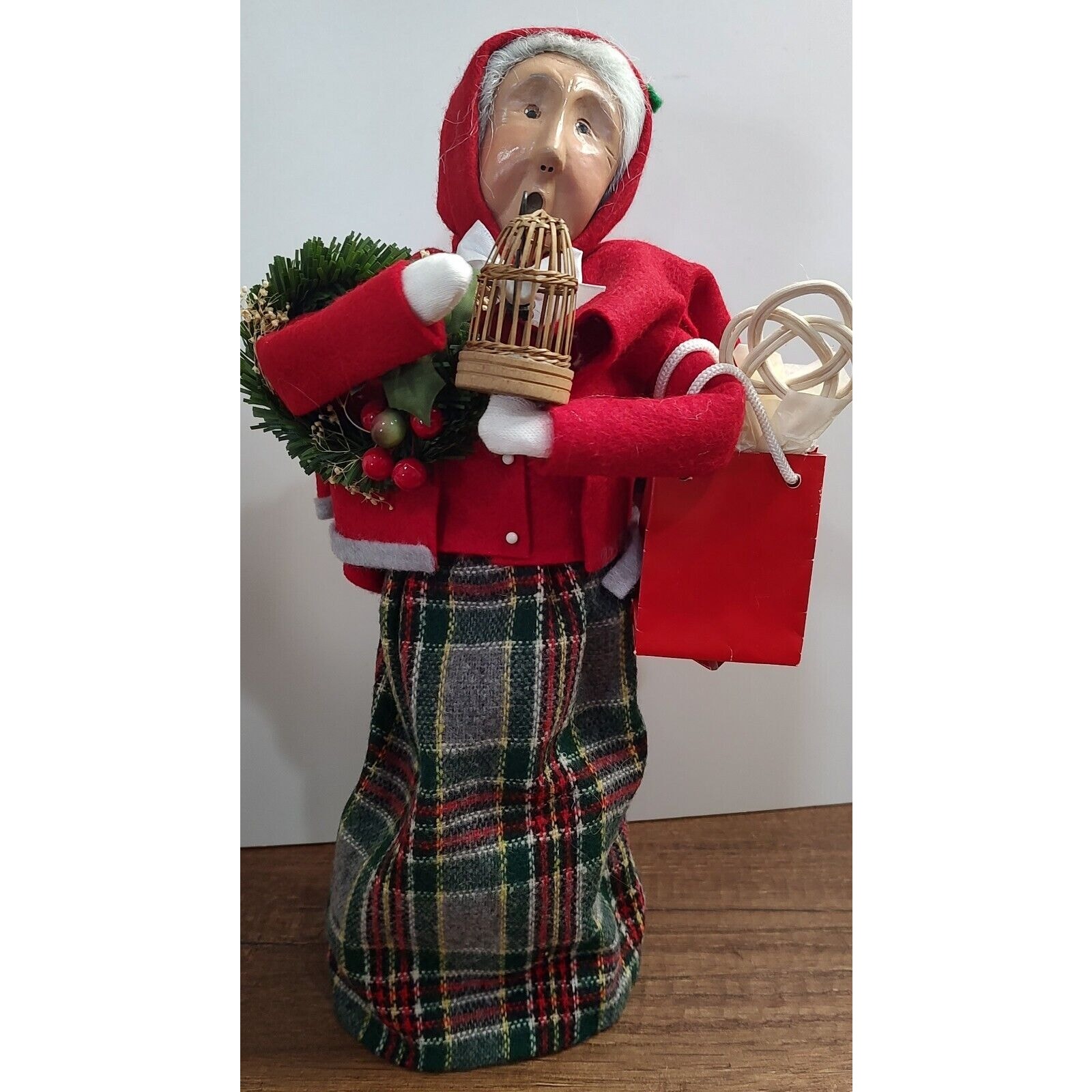 Byers Choice Caroler 1999 Grandma Shopper Lady Bird Cage Wreath Gift Bags A5