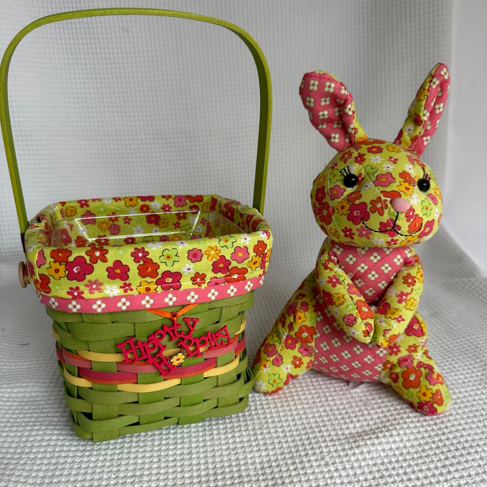 2011 Longaberger Easter Basket and Bunny Plush Protector Liner Tie-On Green