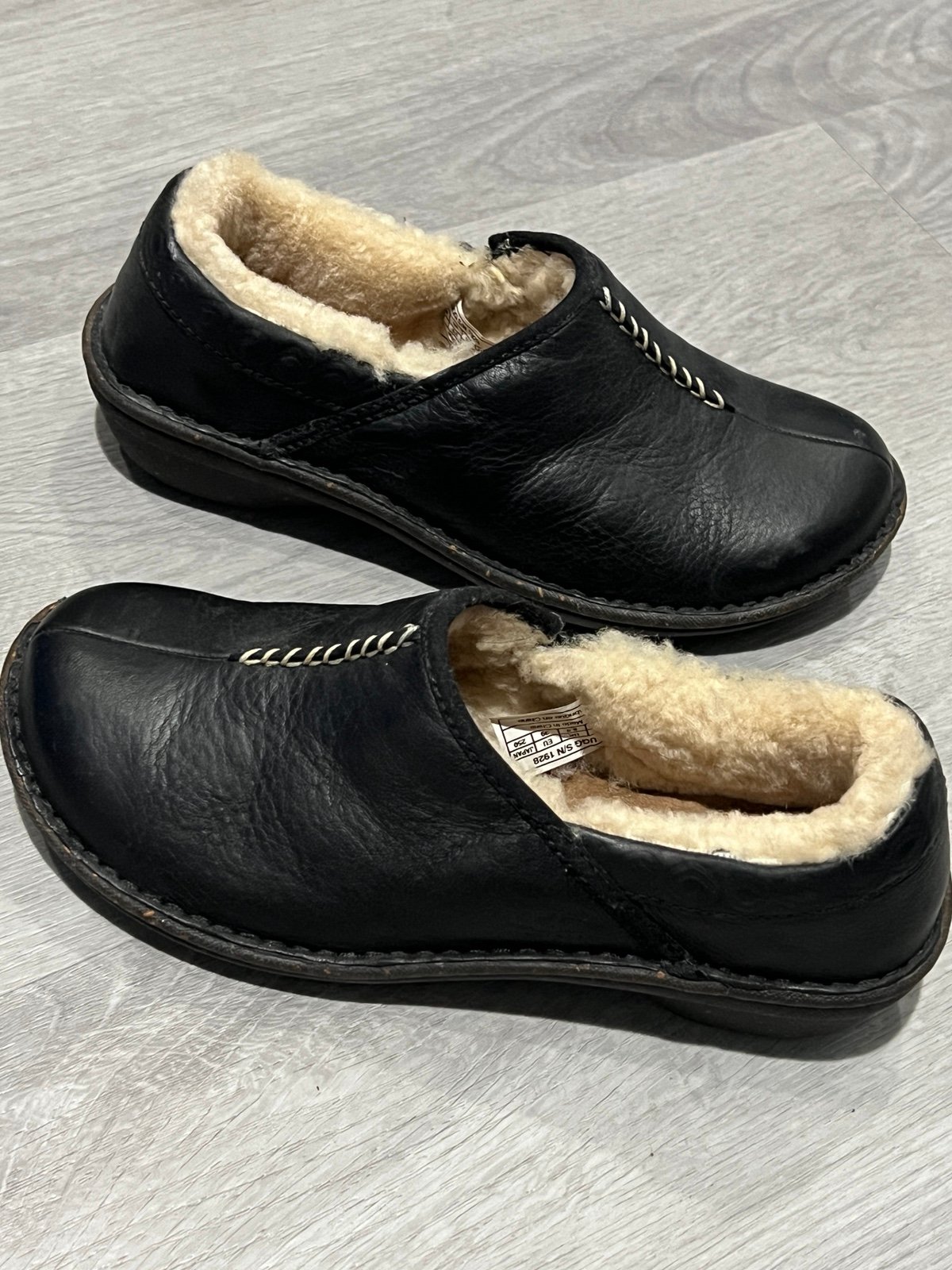 Uggs leather women’s size 8