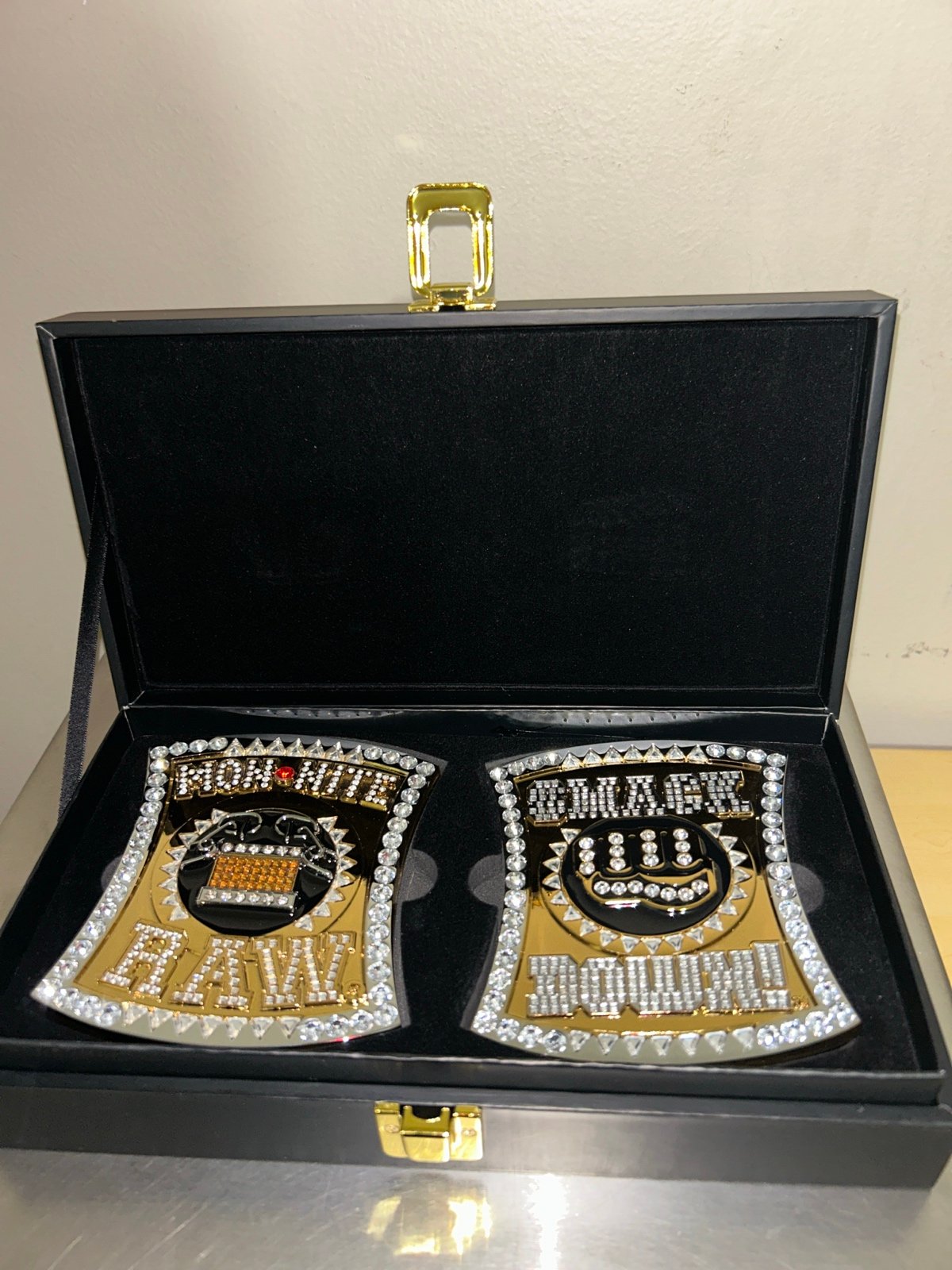 WWE RAW and SmackDown Spinner WWE Championship Replica Side Plate Box Set