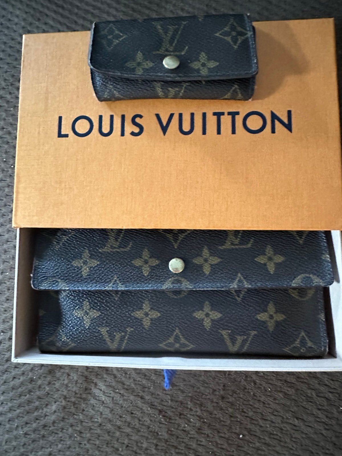 Excellent used condition Sarah wallet and matching key holder signature LV